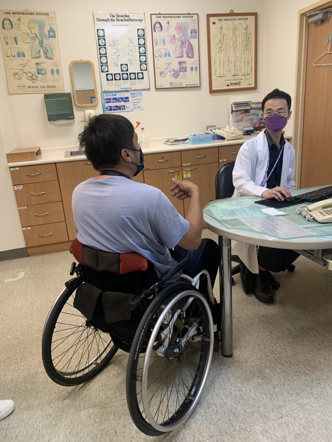 腸胃內科陳彥鈞醫師說，脊髓損傷可能影響腸胃蠕動，導致便秘或腸胃不適。建議保持均衡飲食，增加纖維攝取，並根據個別情況調整用藥，以維持良好腸胃功能