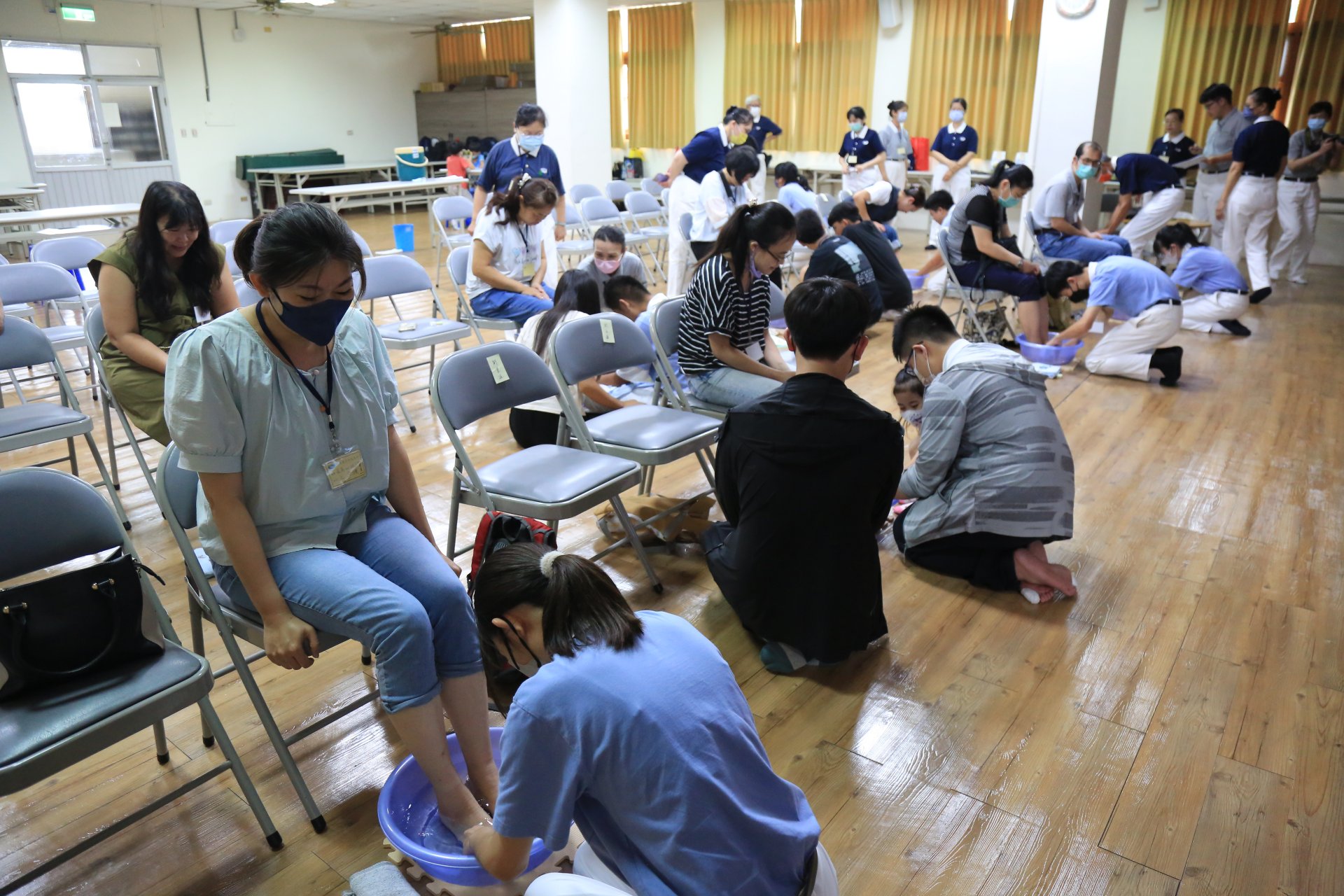 學員向家長奉茶及浴足，表達對父母的養育之恩。