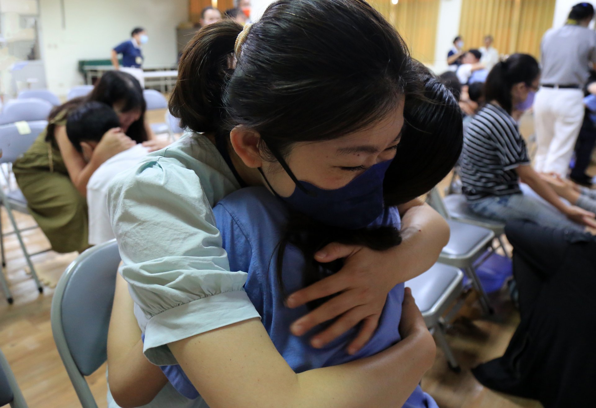 家長給予孩子深情的擁抱。