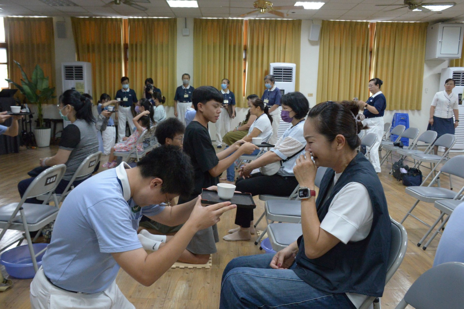 學員顏柏勳在為母親奉茶過程中，母親感動流淚。