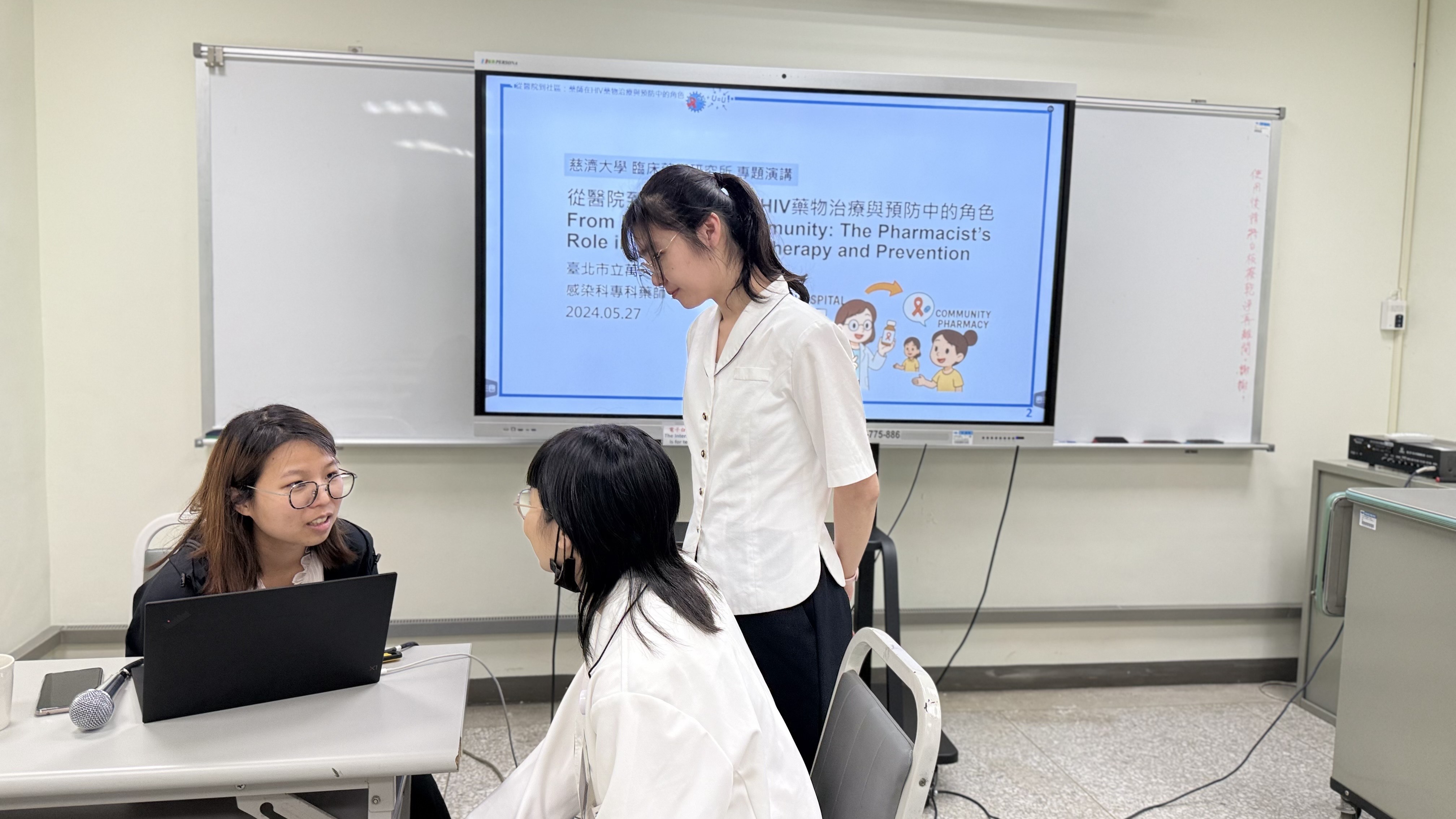 彭藥師與臨床藥學研究所學生分享感染專科藥師考試準備經驗，藥學系教師亦在旁關心與支持。