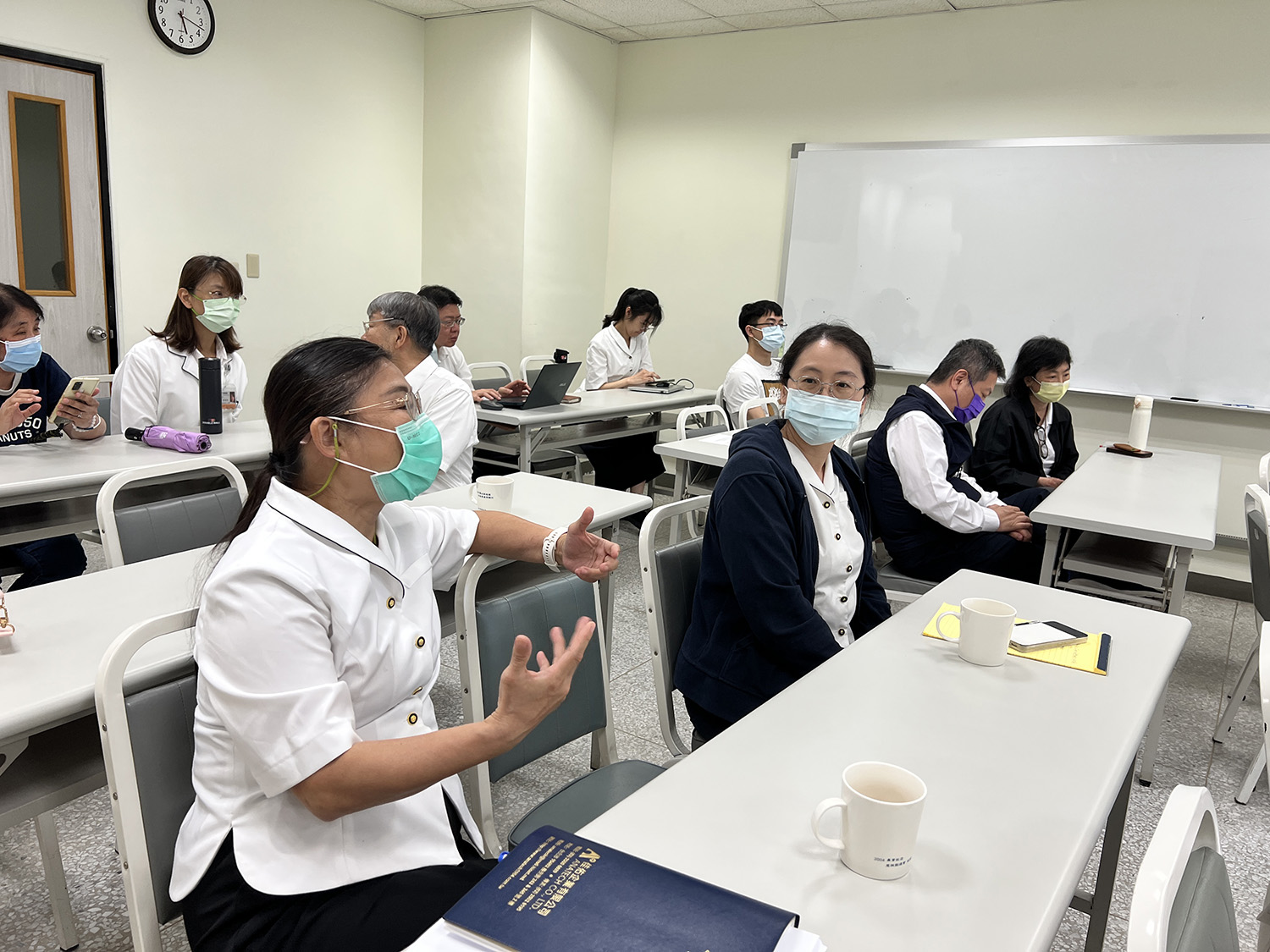藥學系教師提問，是否可透過自動販賣機匿名提供PEP，減少隱私顧慮等相關問題。