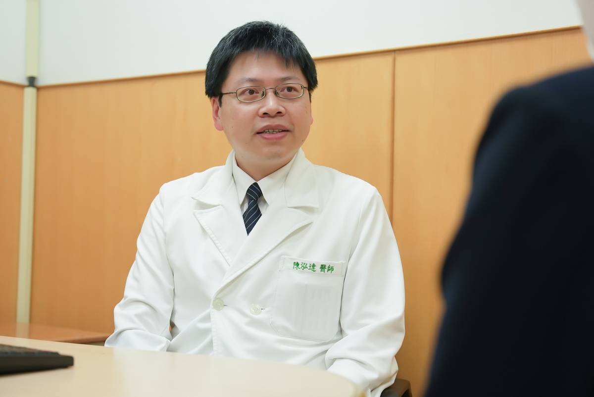 陳泓達醫師看診示意照。