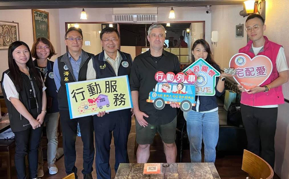 到府服務宅配愛聯合訪視活 動圓滿成功，聯合訪視團隊與「3 隻無尾熊餐廳」老闆賴正班夫婦開 心合影。