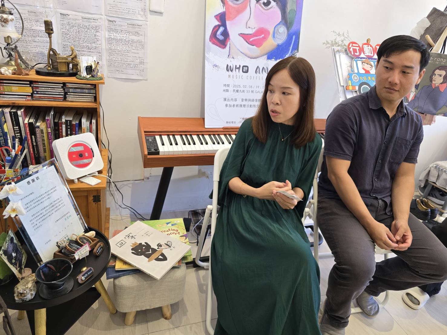 香港新住民劉潔怡（左）與大家 分享臺灣黑熊保育協會所贈感謝狀， 謝謝其透過音樂咖啡活動傳達黑熊保 育議題。