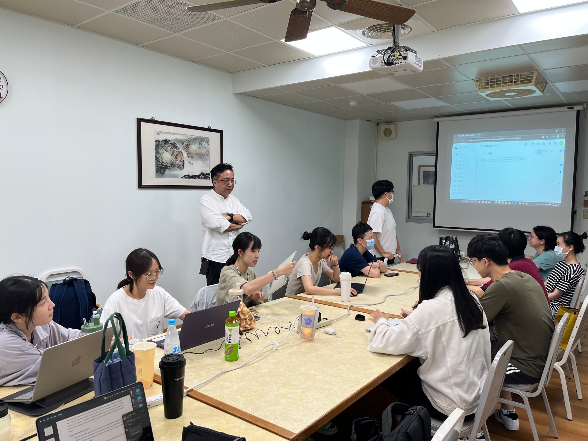 師生一同討論個案的治療狀況
