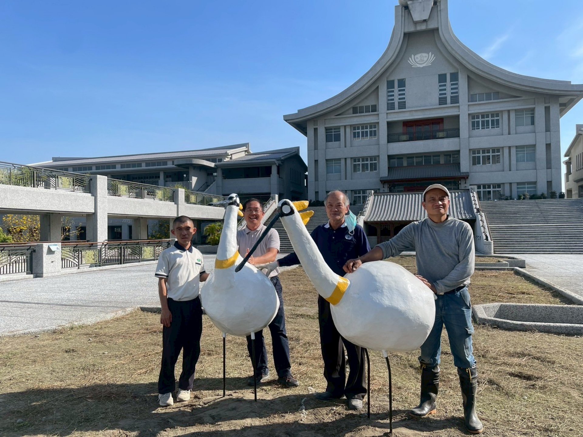 家長志工利用回收廢棄材料結合巧思，布置校園各處，實現資源循環校園。