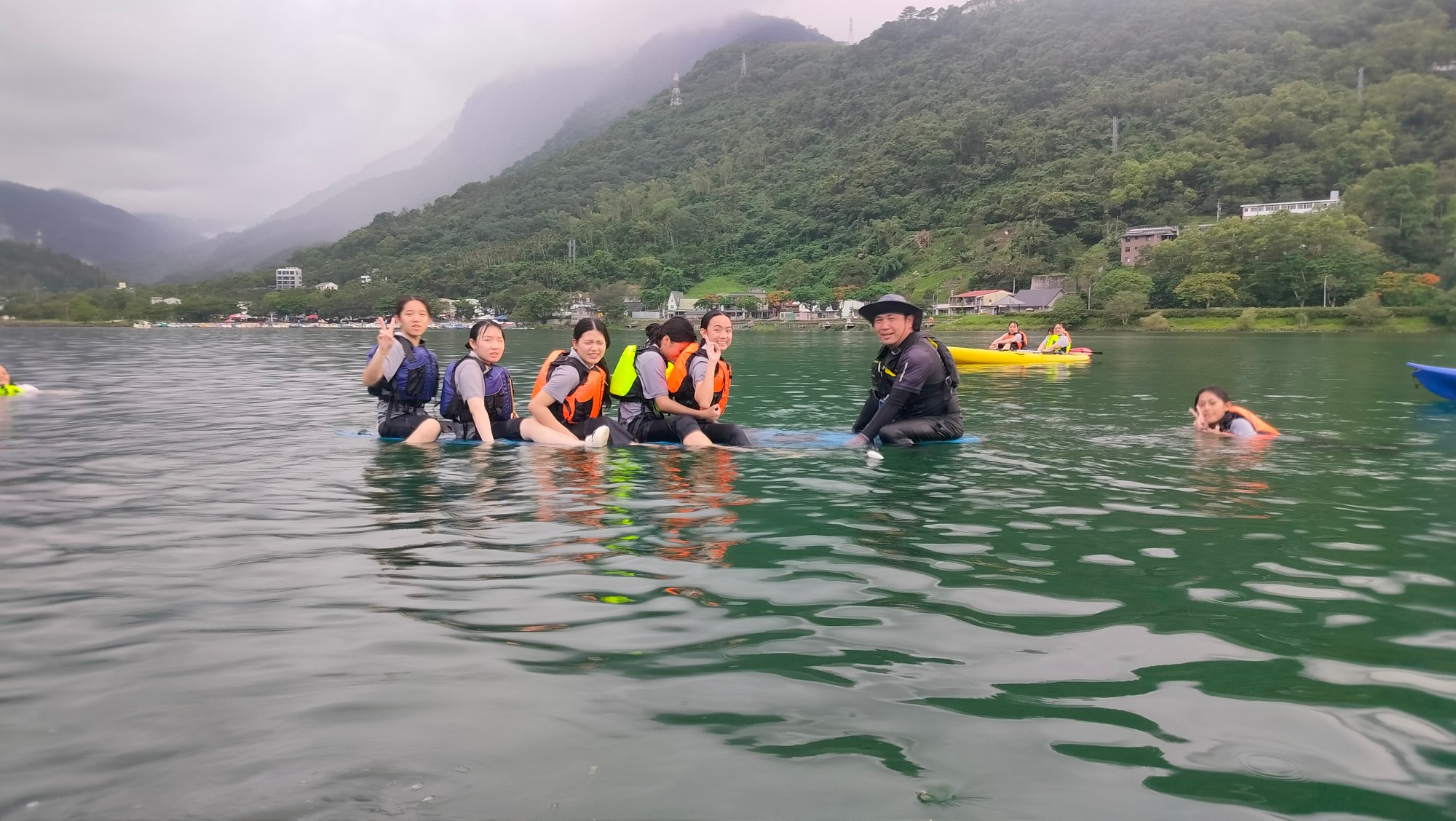 師生參與獨木舟體驗課程與水中安全教育