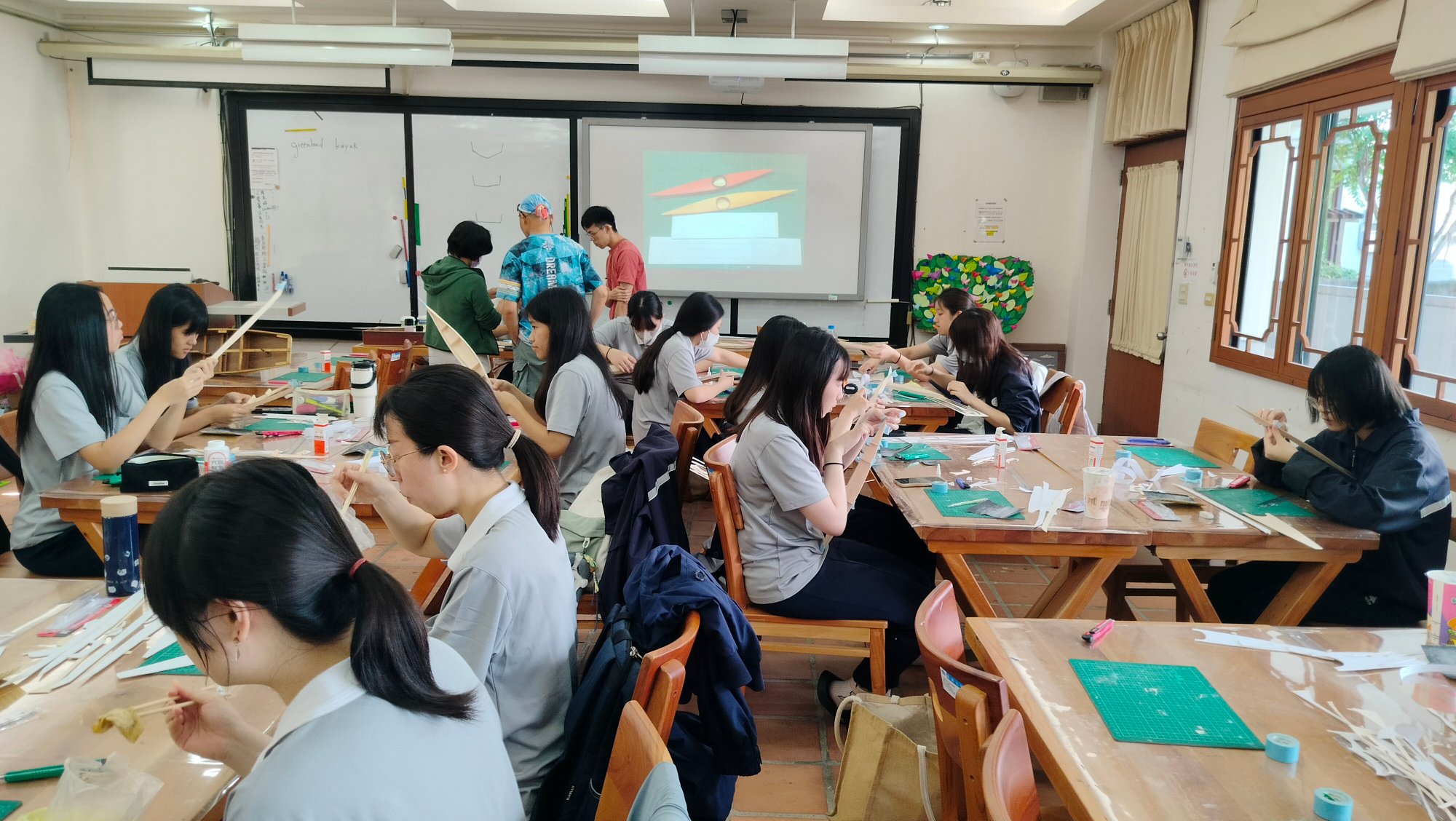 同學聚精會神地進行手作課程