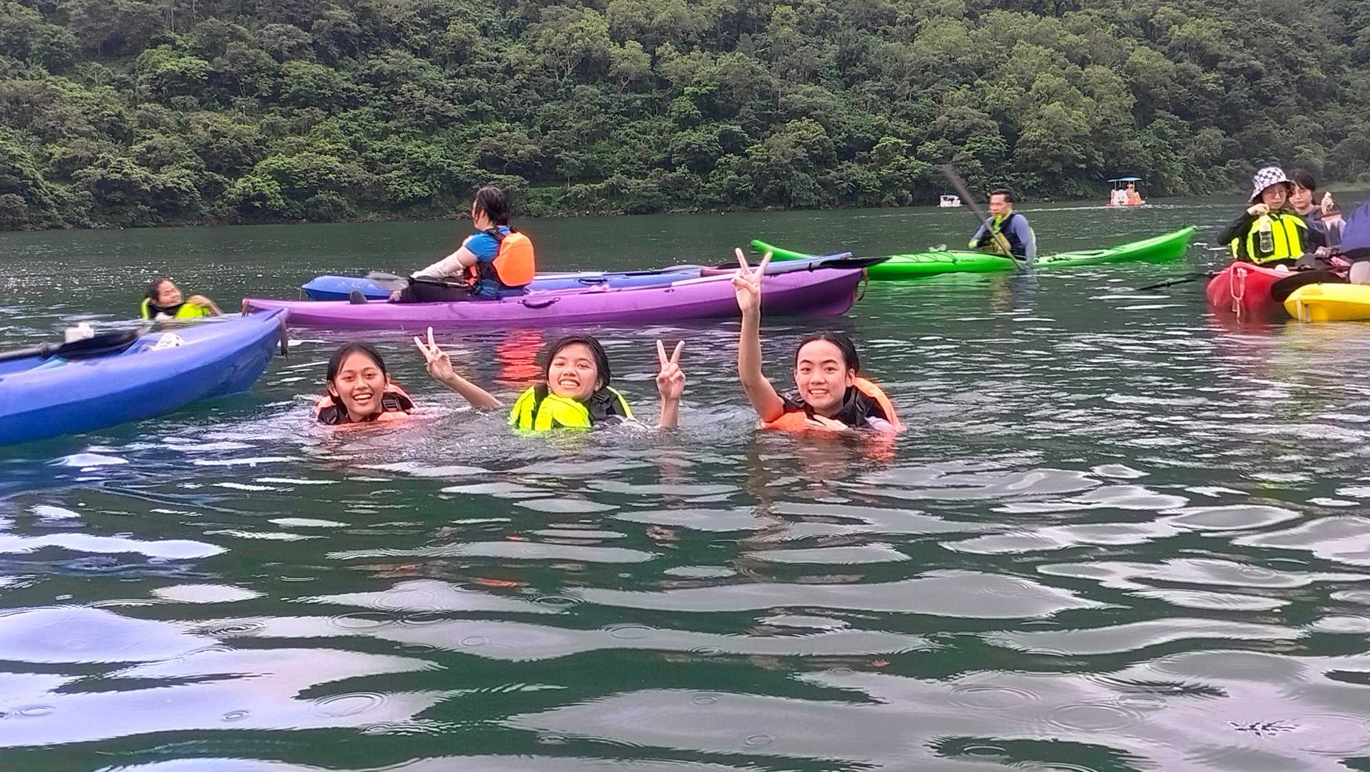 同學下水體驗漂浮與翻船復位
