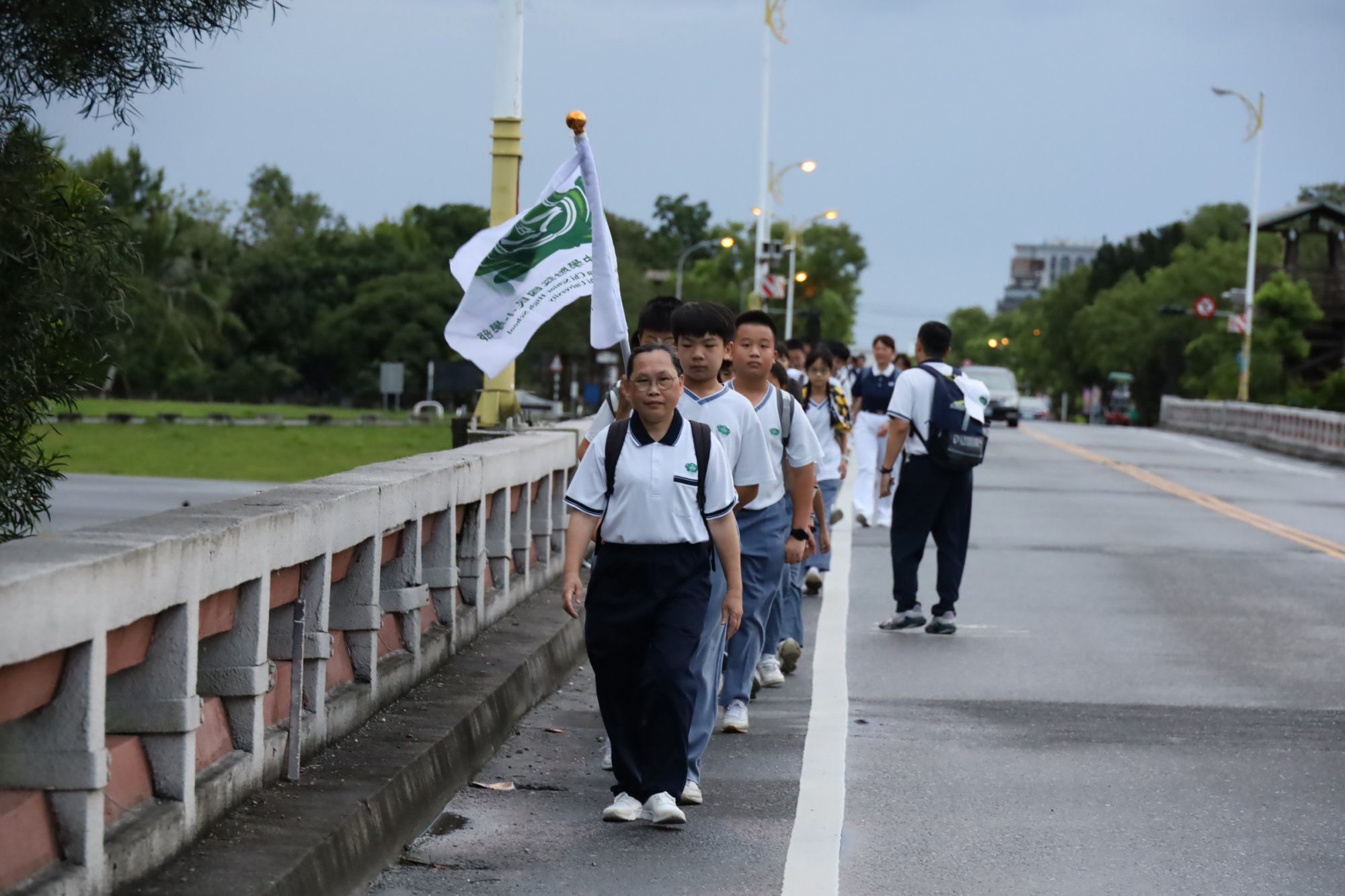 這段近10公里的路途，孩子們不僅以步履回顧證嚴上人篳路藍縷的創辦歷程，也在行走中_