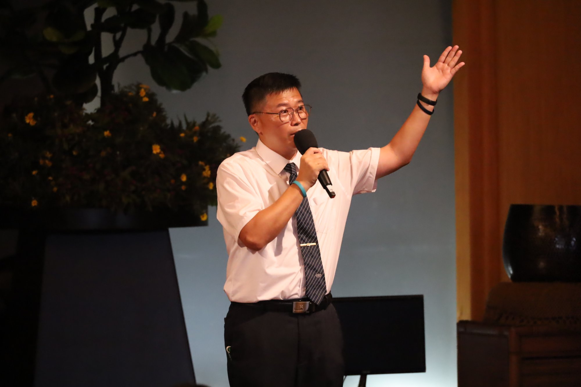 畢業班導師余品宏老師在圓緣獻愛活動中為孩子祝福
