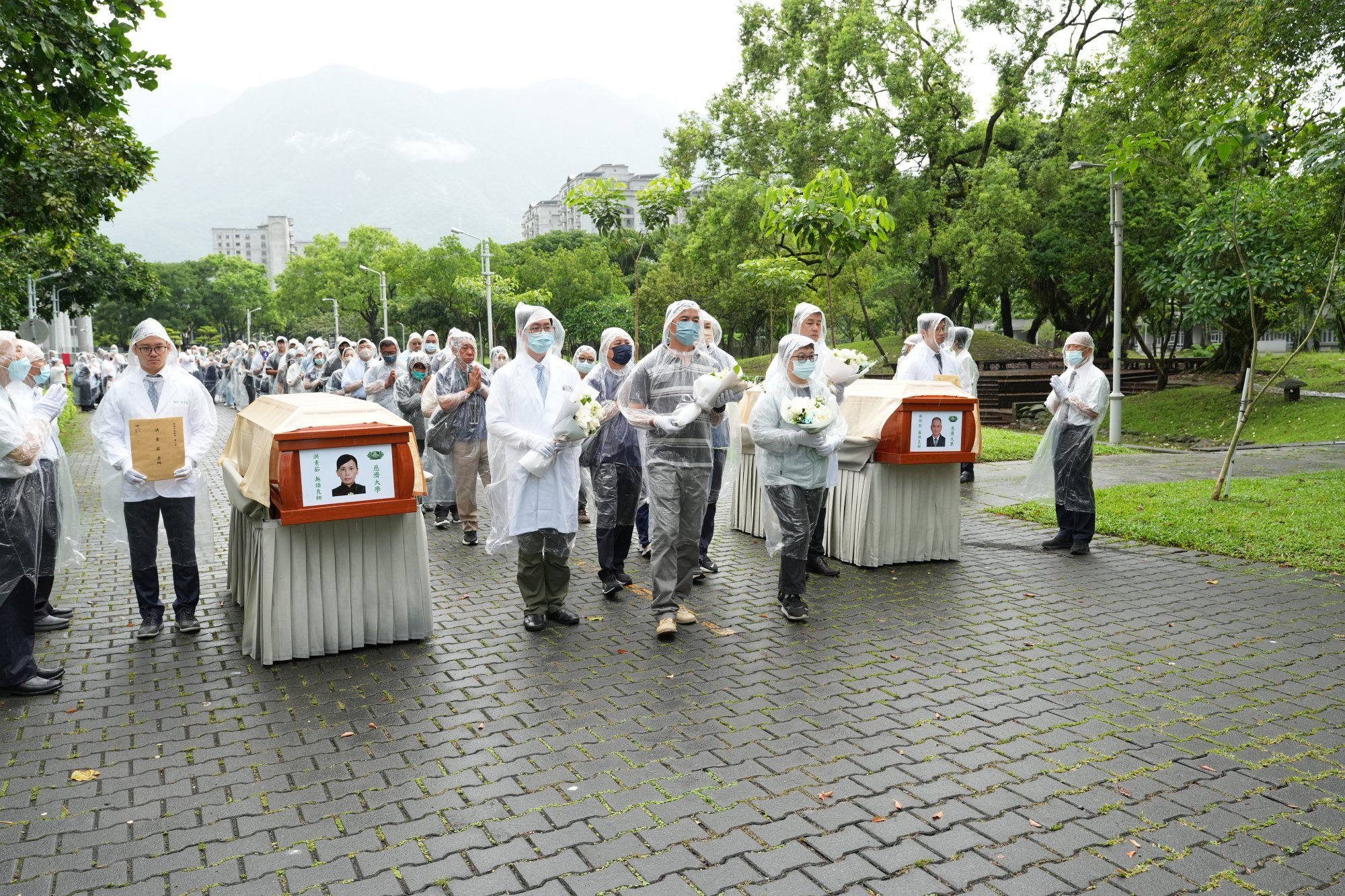 綿綿細雨中，師長、醫師和家屬一起送無語良師最後一程