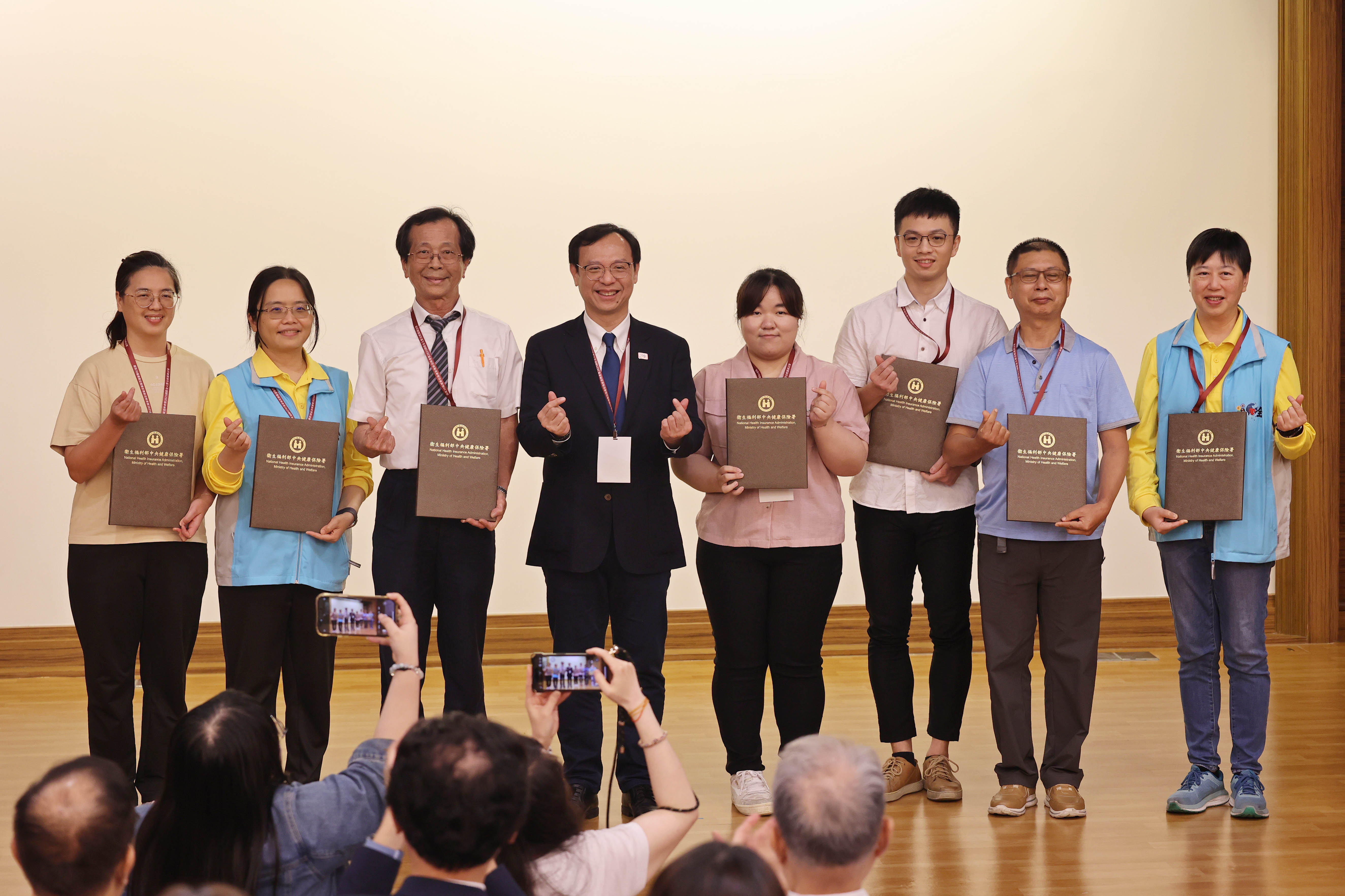 石崇良署長(中)表揚「看見偏鄉醫療守護者」攝影比賽獲獎者。