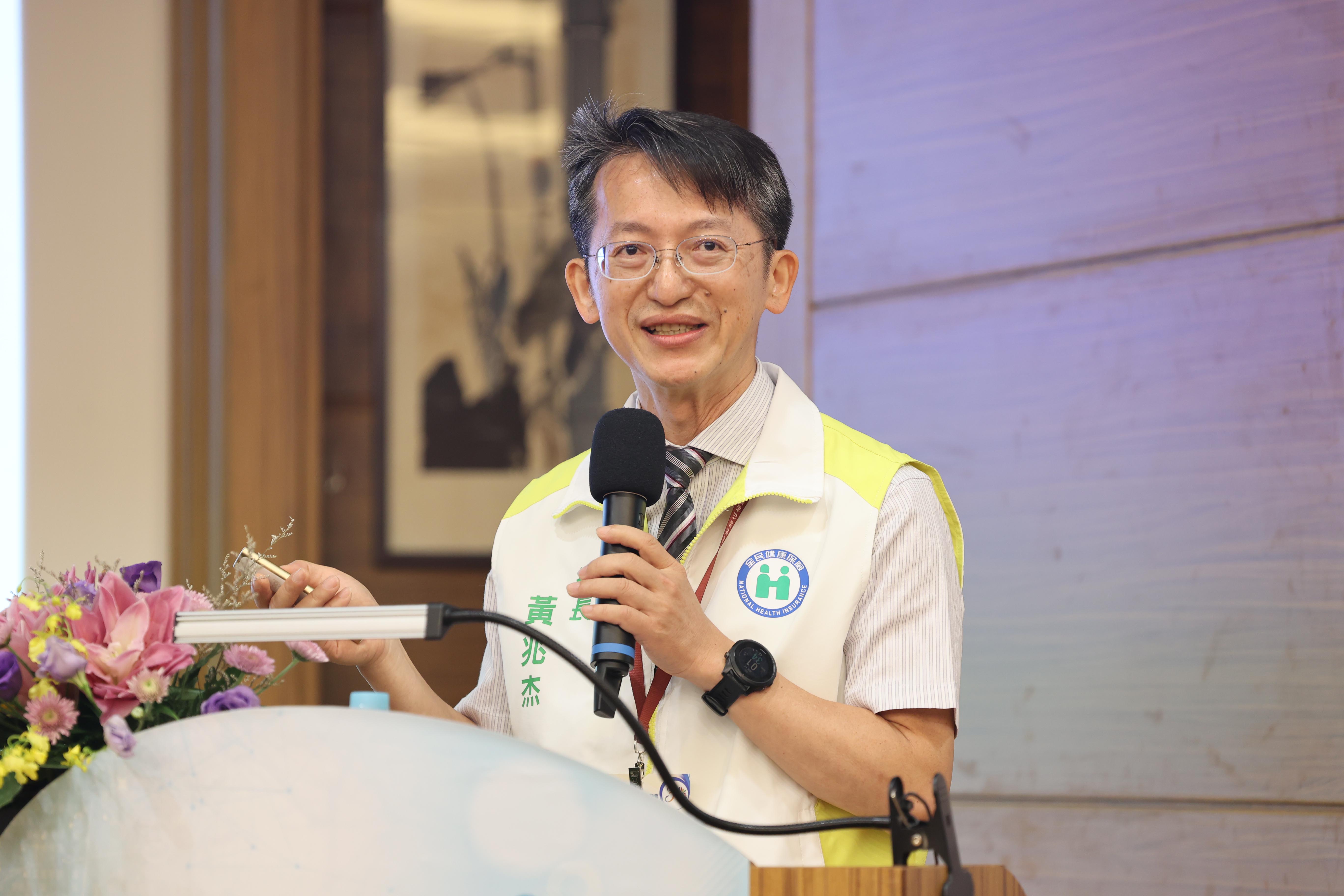 東區業務組組長黃兆杰提到，這些影像記錄了一線醫護人員與病患間真摯互動的動人時刻，是用生命陪伴生命的故事。