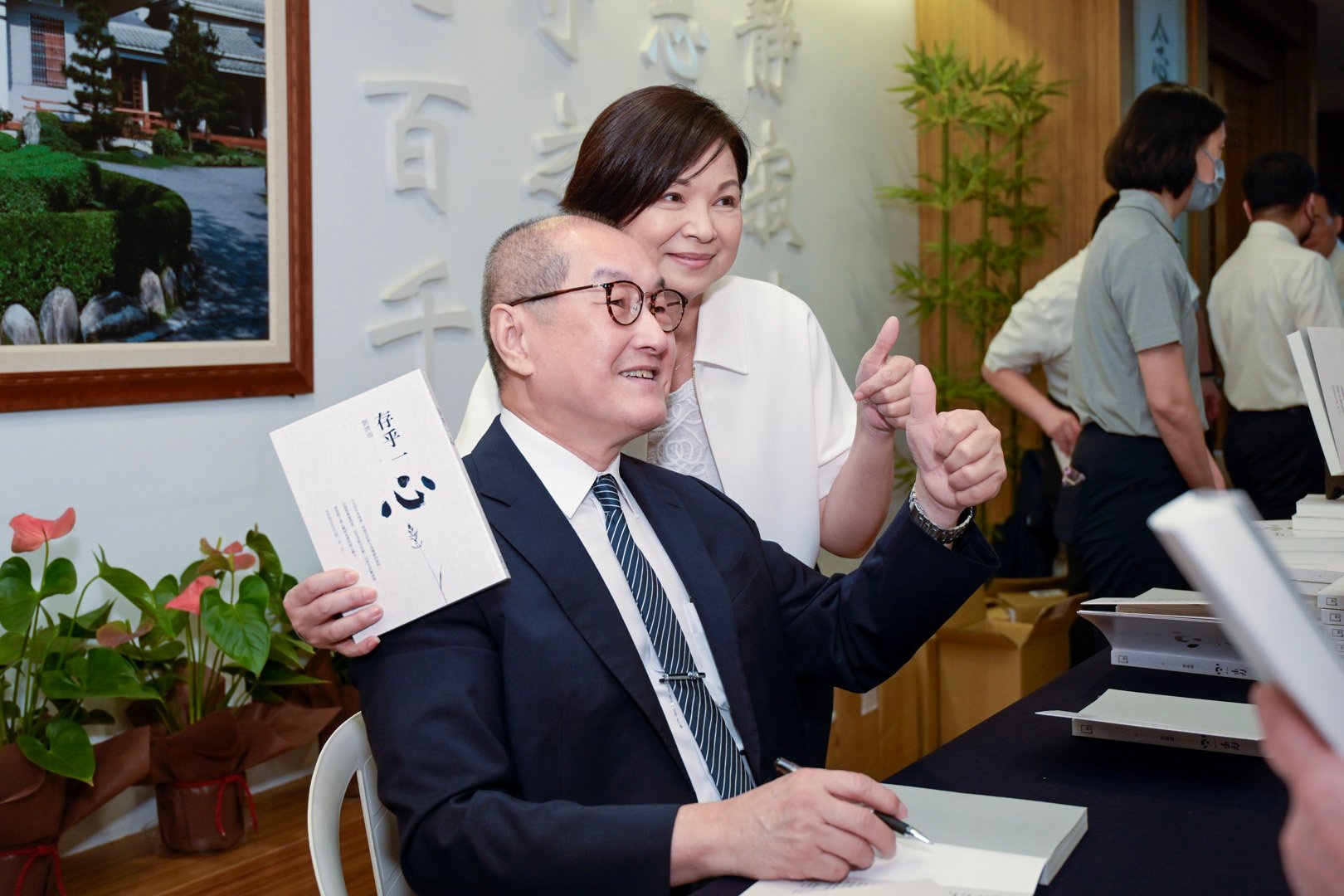 金馬影后楊貴媚與《存乎一心》作者劉濟雨開心合影。