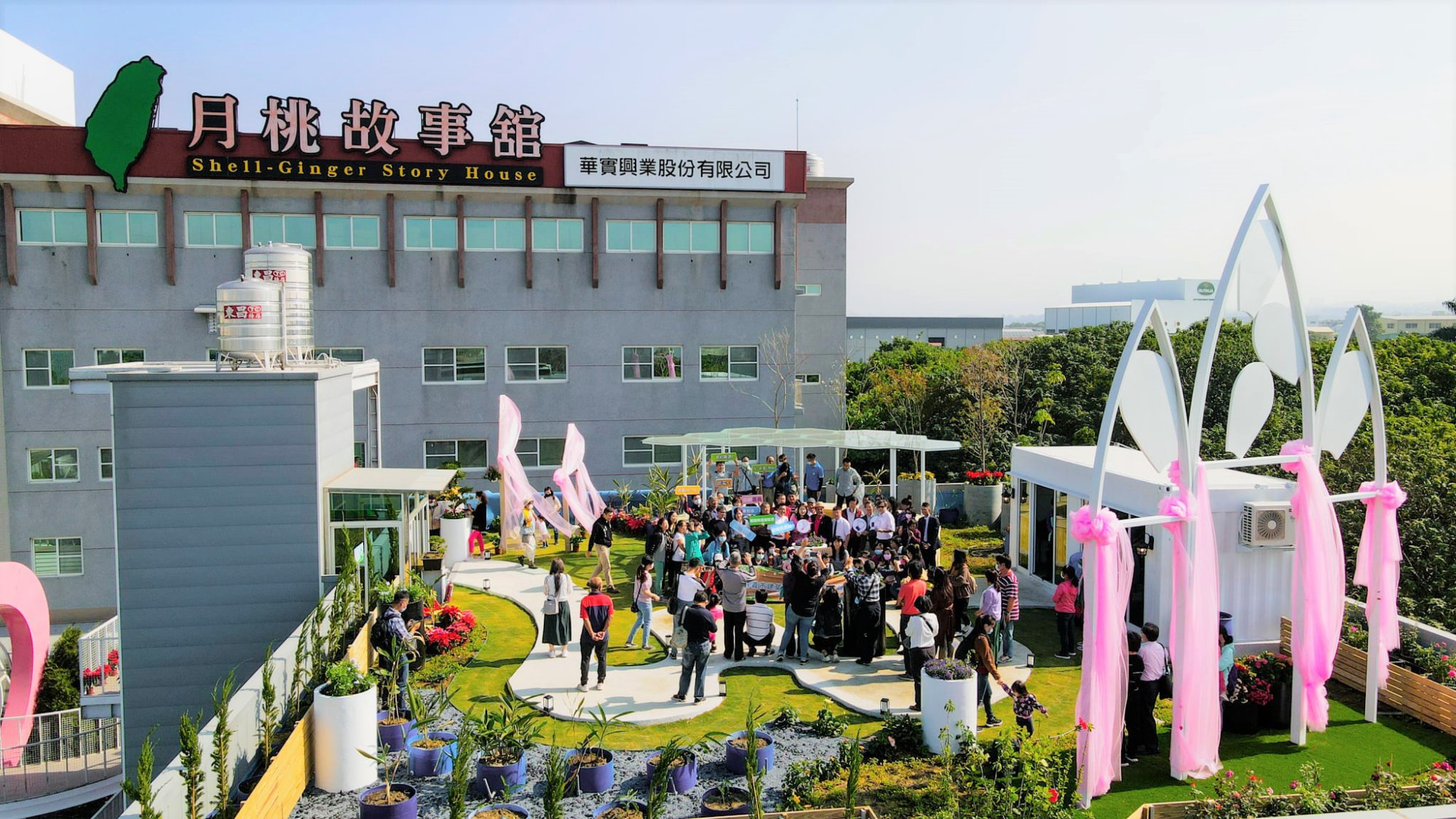 「月桃故事館」以月桃為核心，藉由月桃生態、在地文化與DIY手作等多元互動，引導學員認識臺灣原生植物，進而體認環境資源的重要性。