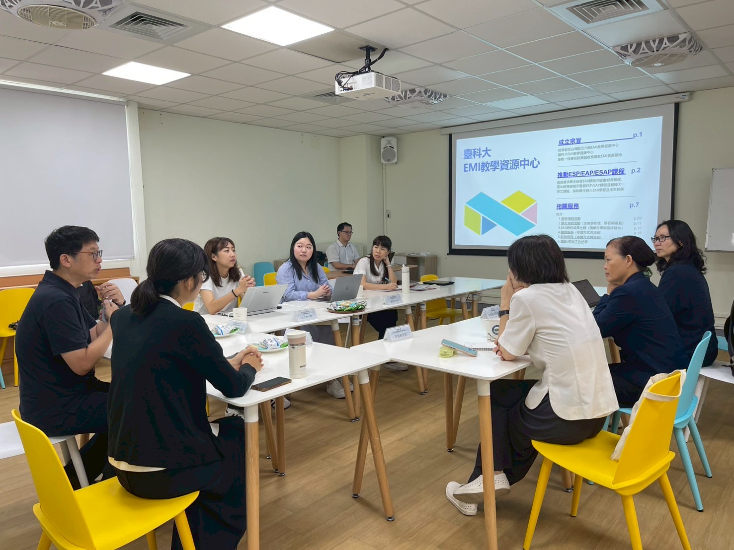 慈濟大學教師與台科大EMI教學資源中心團隊進行座談交流