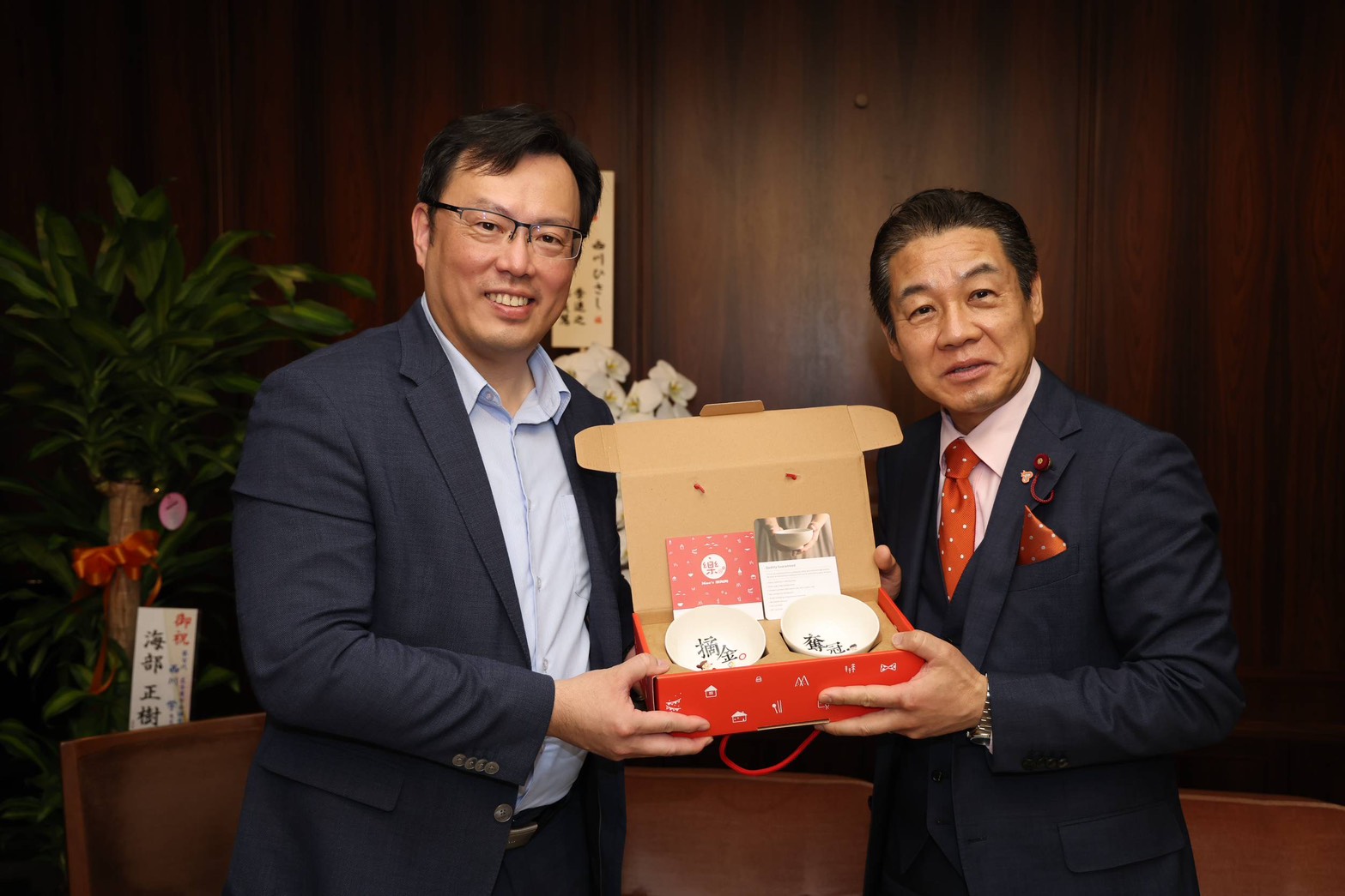 體育署鄭世忠署長（左）一行拜會名古屋市議會西川學議長（右），並互贈紀念品。