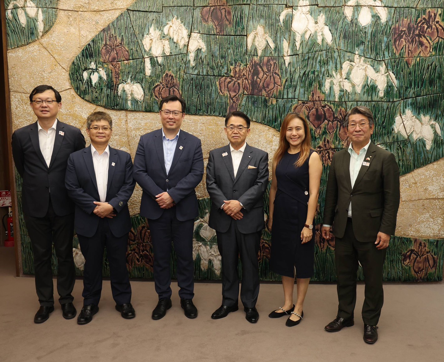 體育署鄭世忠署長(左3)偕同臺南市台日文化友好交流基金會一行拜會愛知縣大村秀章知事。