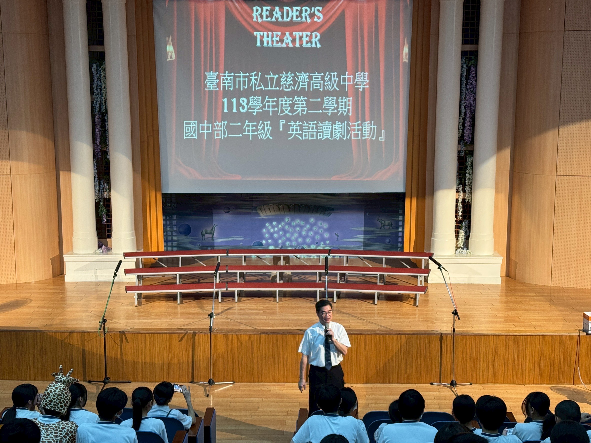 校長姚智化勉勵同學厚植英語實力，將語言作為溝通世界的橋樑。