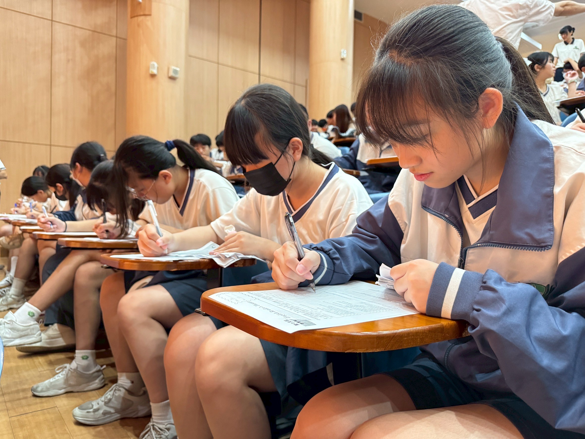 參賽同學於賽後認真書寫學習單，記錄這段語言學習與創意展現的努力過程。