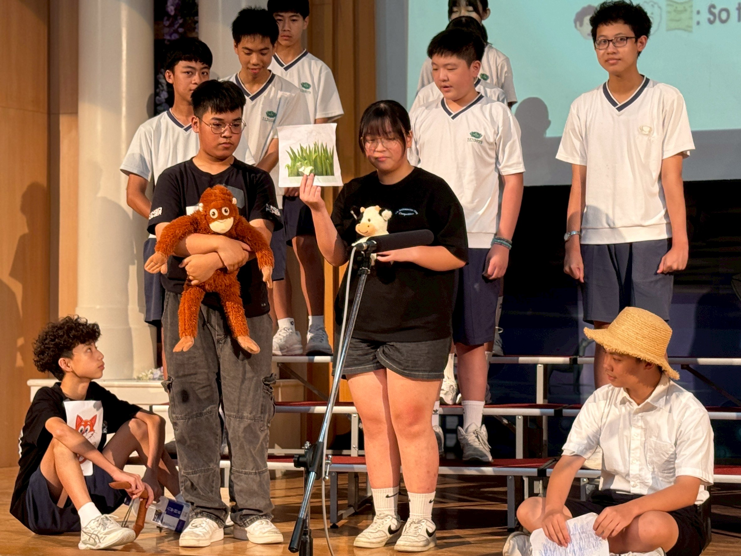 國二善解班同學選擇運用布偶、道具與服裝來呈現故事情節，整體效果角色明確、層次分明。