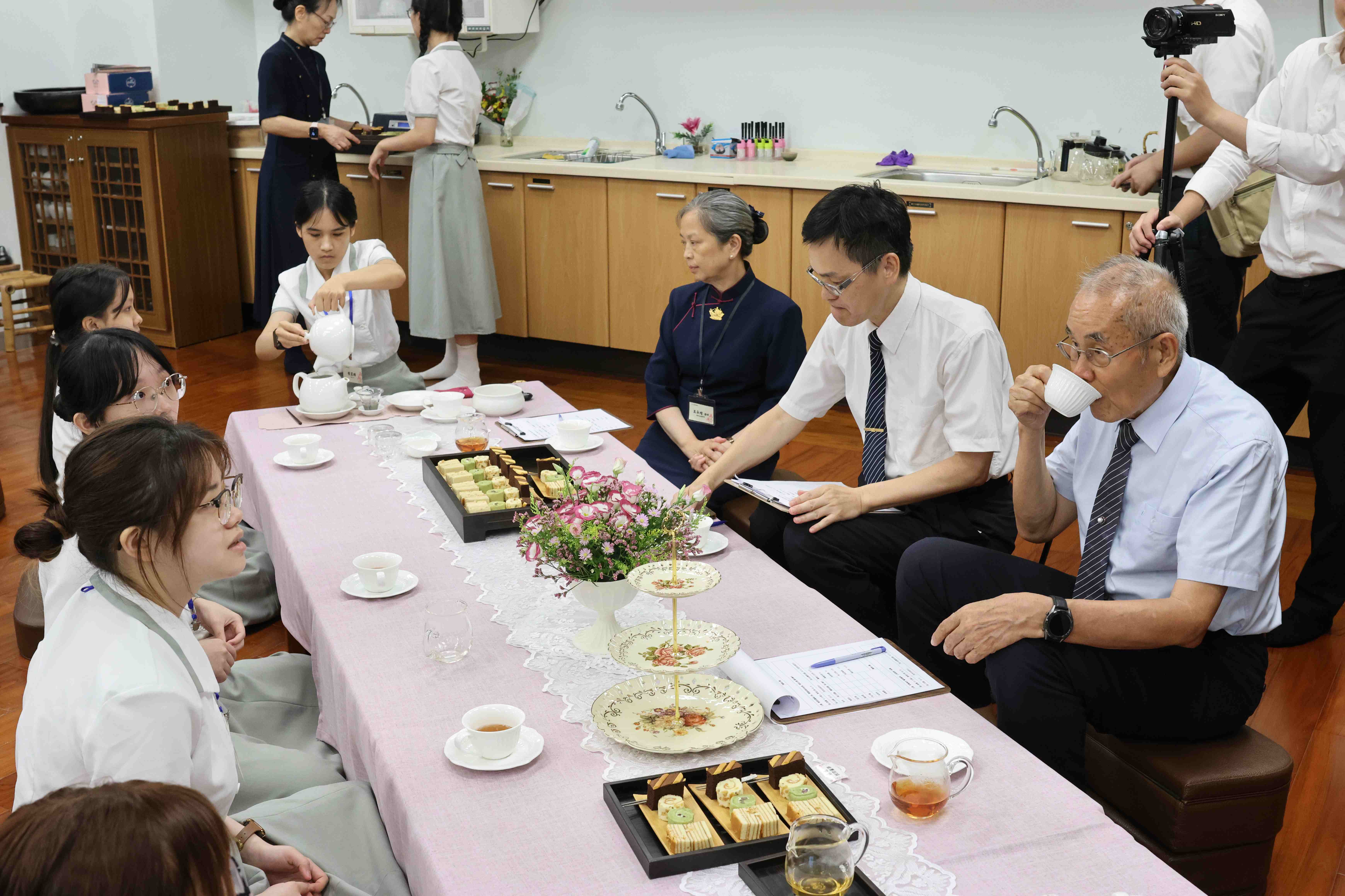桌上的花束、茶具等擺設、全出自學生之手