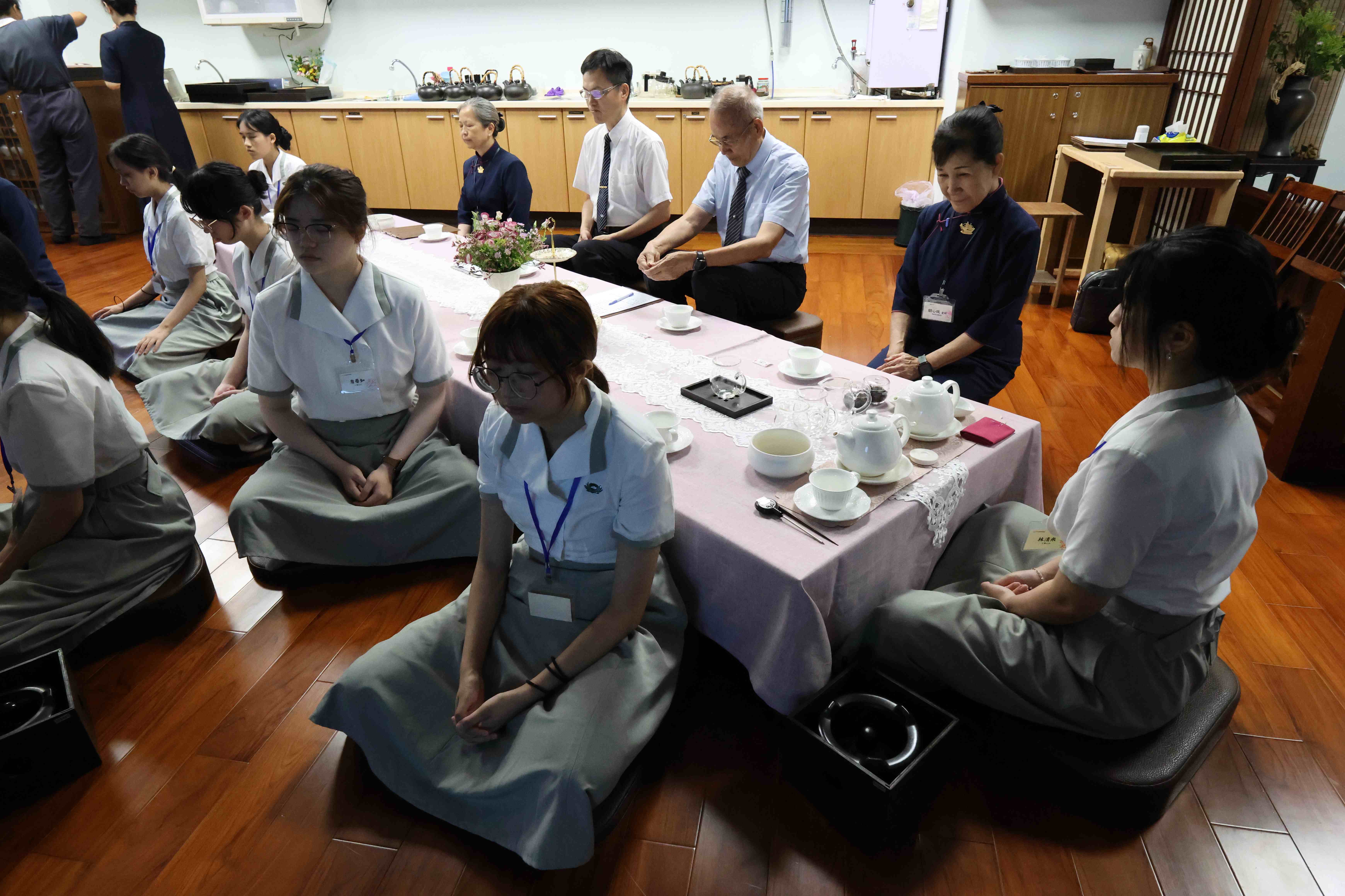 依照慣例，先閉眼靜心才開始課程