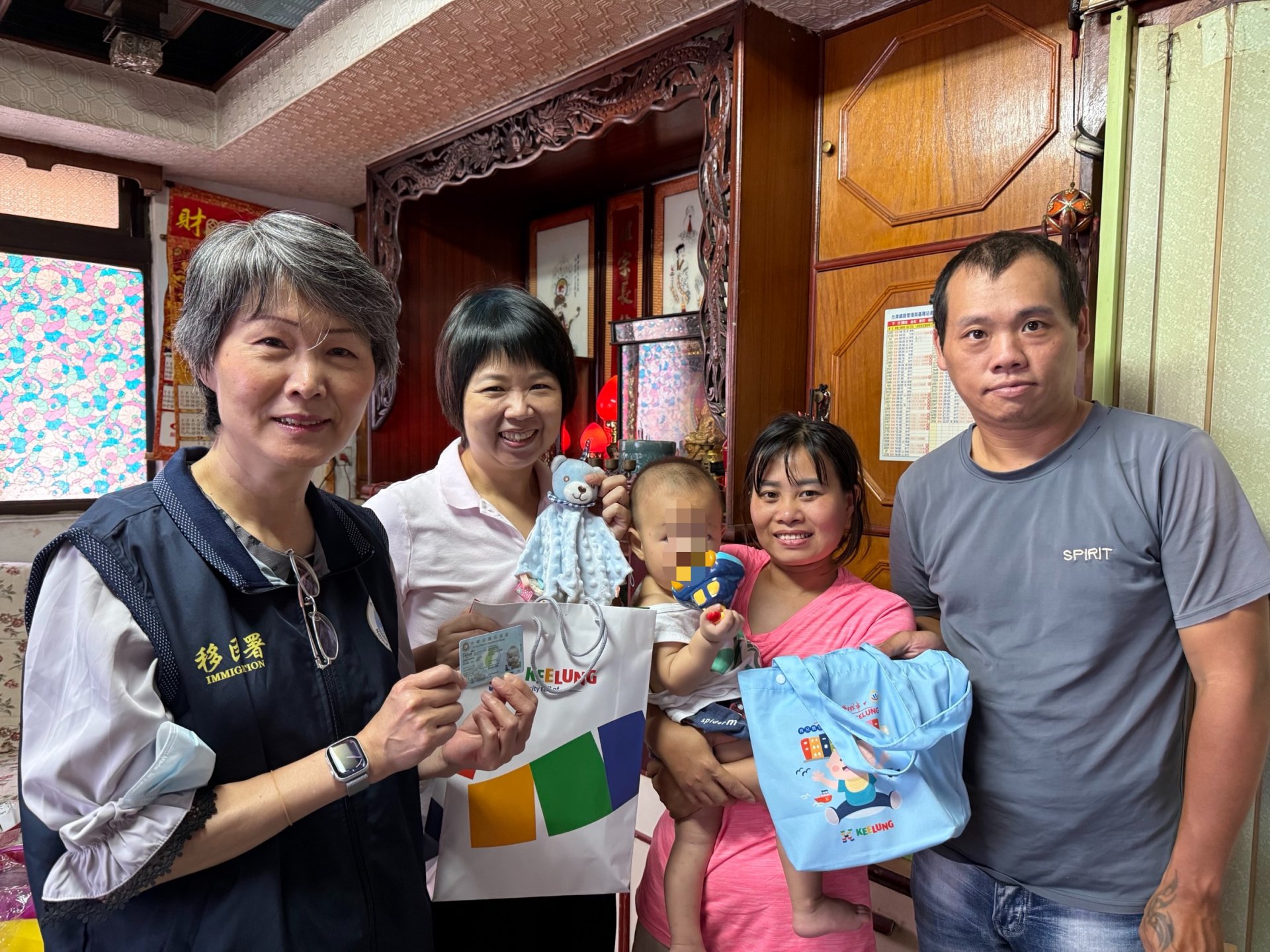 移民署基隆站結合基隆市政府兒少處共同訪視新住民及其子女，提供到府送證及育兒指導服務情形。