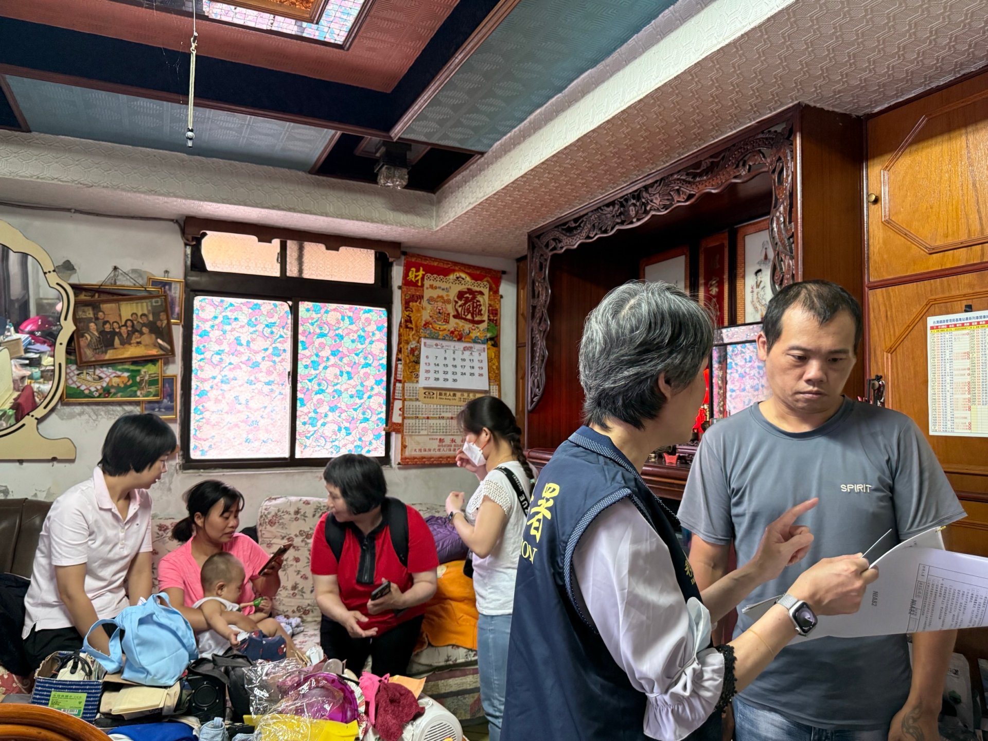 移民署基隆站結合基隆市政府兒少處共同訪視新住民及其子女，提供到府送證及育兒指導服務情形。