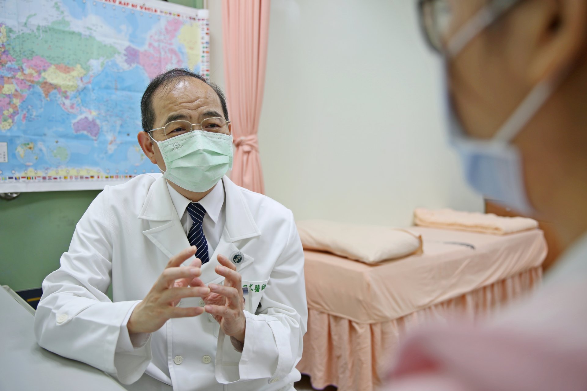 花蓮慈濟醫院家庭醫學部葉日弌主任說，高濕度及高溫的狀況下，就可能產生熱傷害，若室內濕度高、空氣不流通，使得人體的散熱機制受到影響，導致體內無法有效散熱，人體感溫度會比實際溫度更高，使熱指數增加。