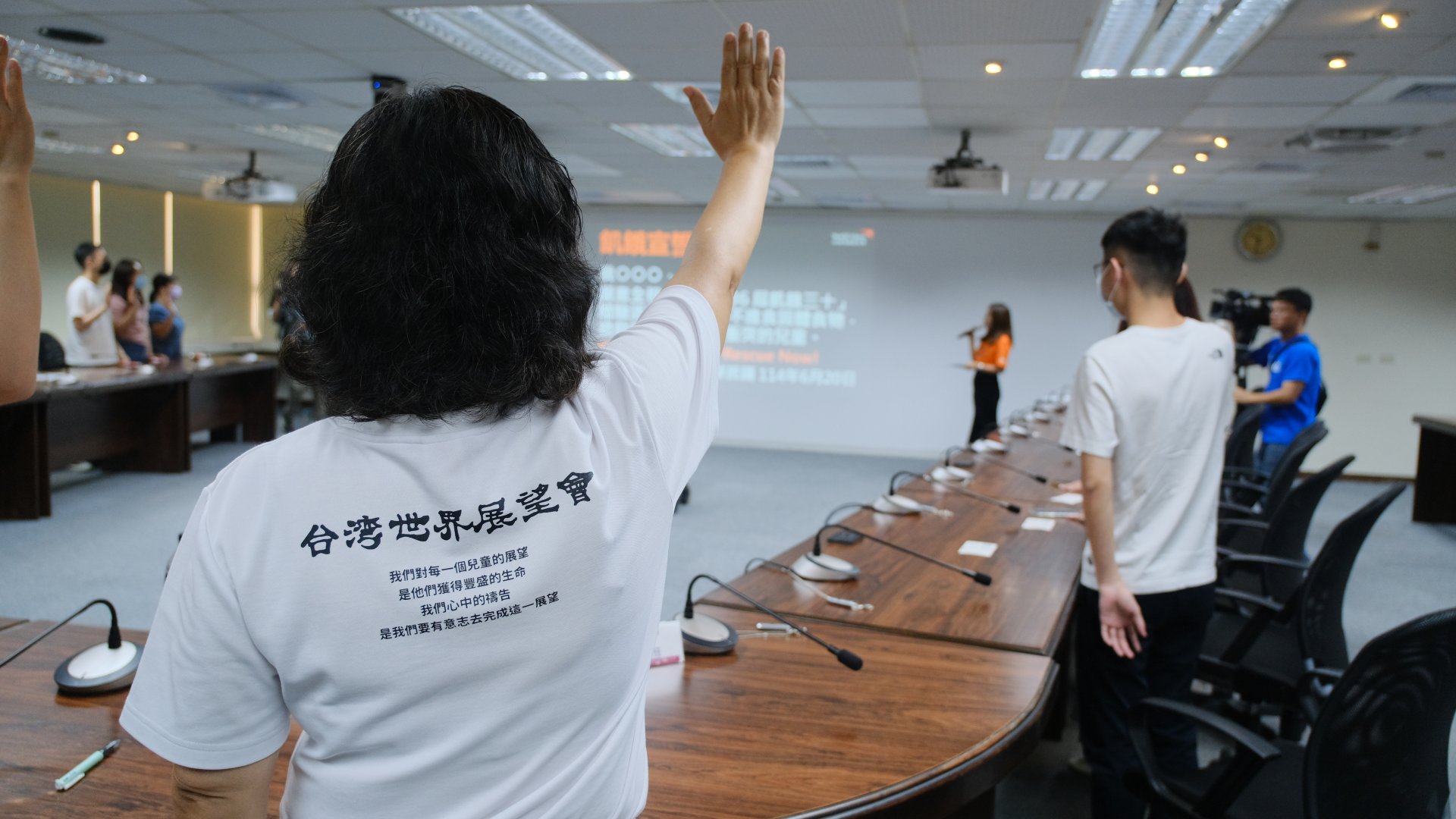 參與者齊聚舉起右手進行「飢餓宣誓」，表達對弱勢兒少的支持與行動承諾