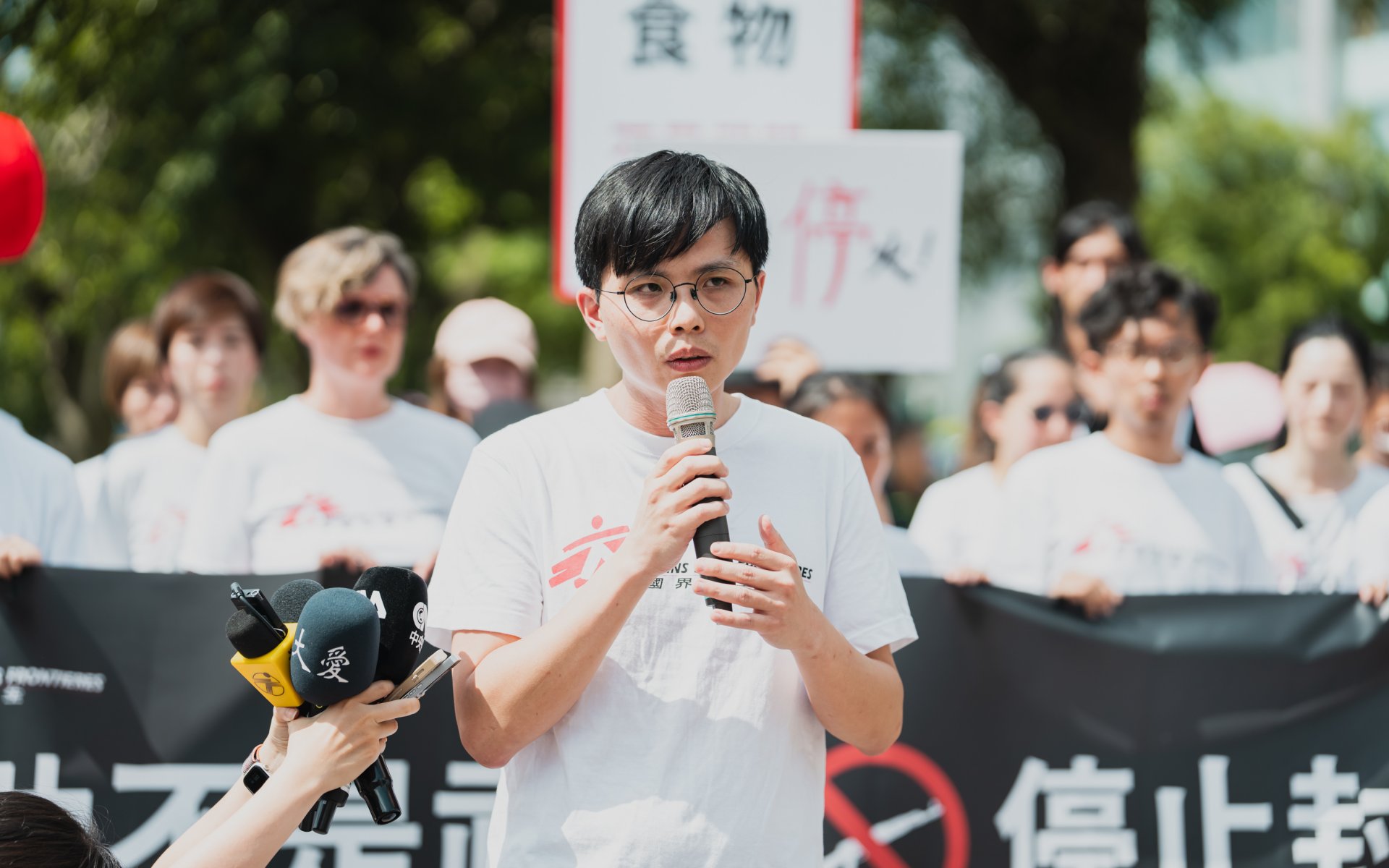 台灣急診科醫師洪上凱於2023年前往加薩北部印尼醫院，協助優化當地急診流程，原定為期半年的任務，因為10月7日以巴戰爭爆發被迫中斷。