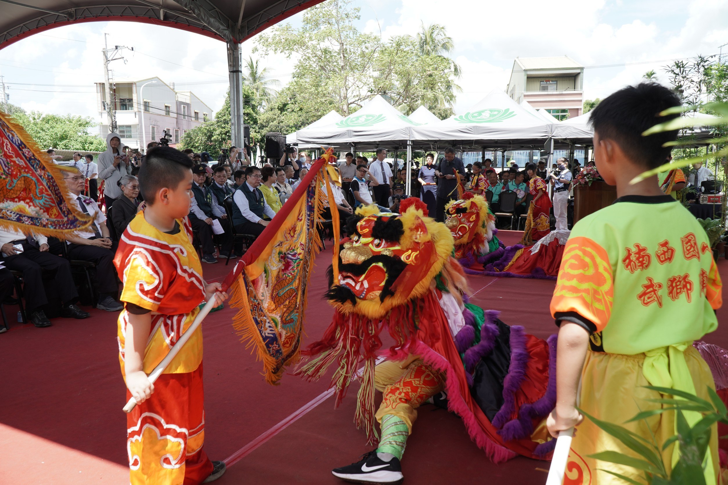 臺南市府攜手慈濟打造「大愛福利園區」，6月21日舉辦動土祈福典禮，楠西國小鼓獅隊演出。