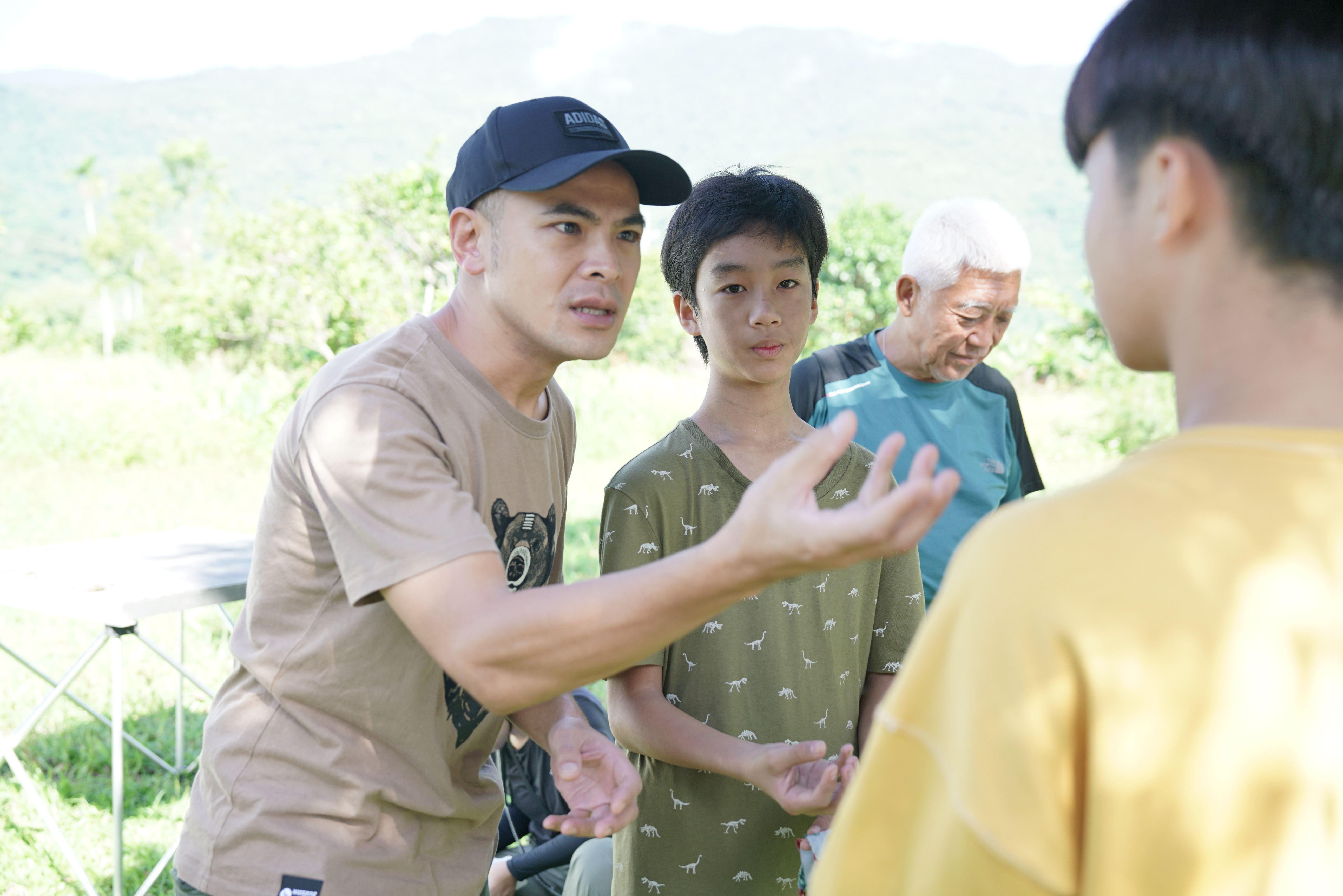 劇中集結大量的原住民演員，蘇達(圖左)特別擔任執行導演，負責「表演指導」的工作。