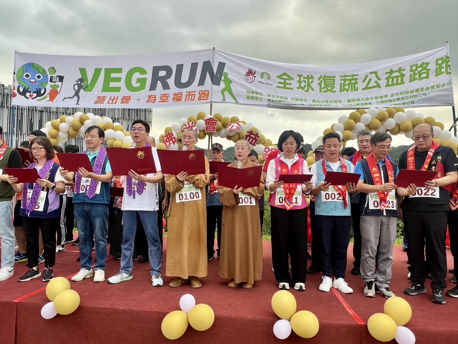 由有果法師帶領大家一起為活動祝禱。