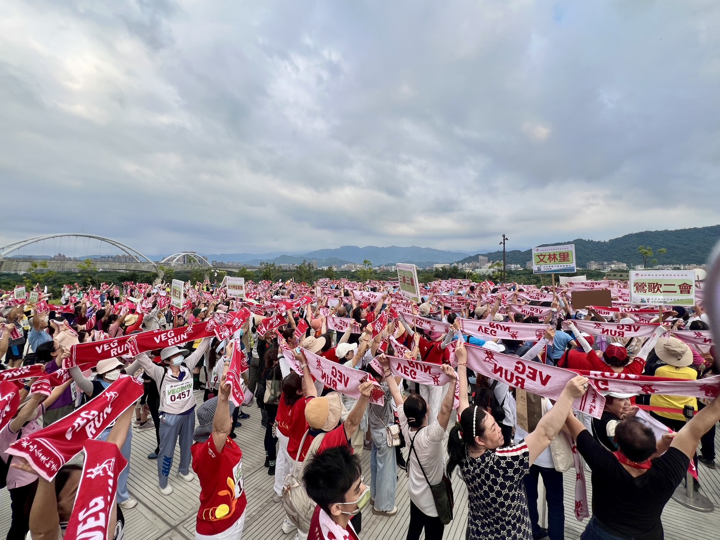 現場匯集近3000人一起熱情起跑。