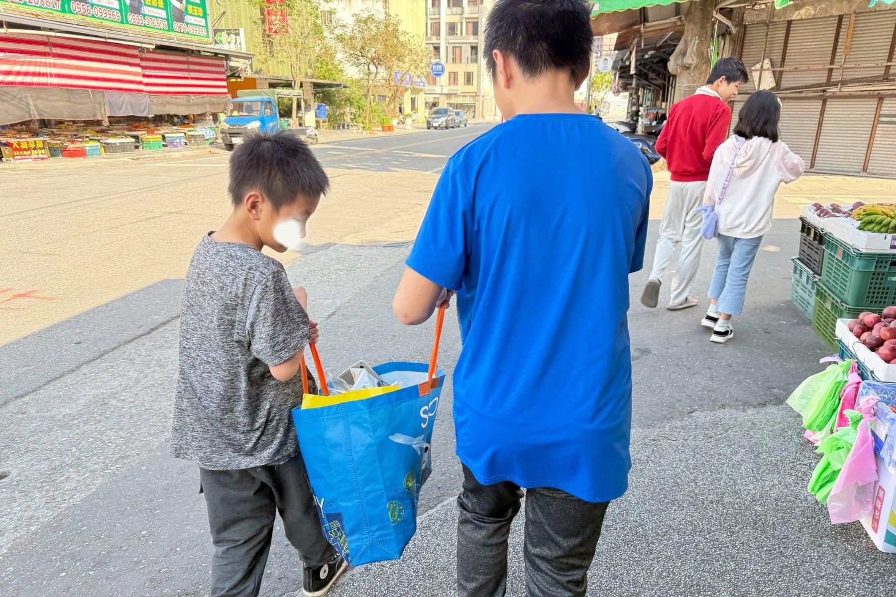 齊力合作到達指定地點一起採買團體點心