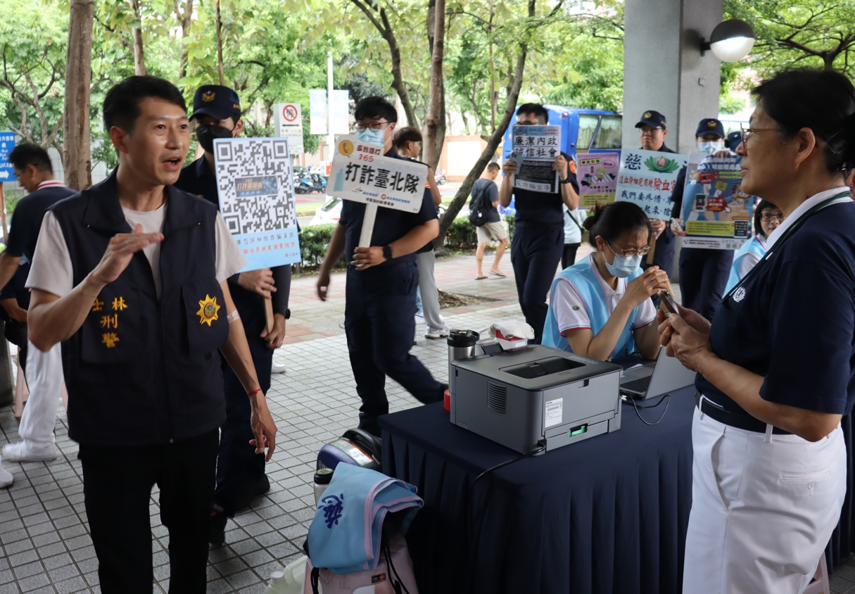轄區臺北市政府警察局士林分局結合反詐宣導活動，帶領年輕警員也一起響應驗血建檔活動。