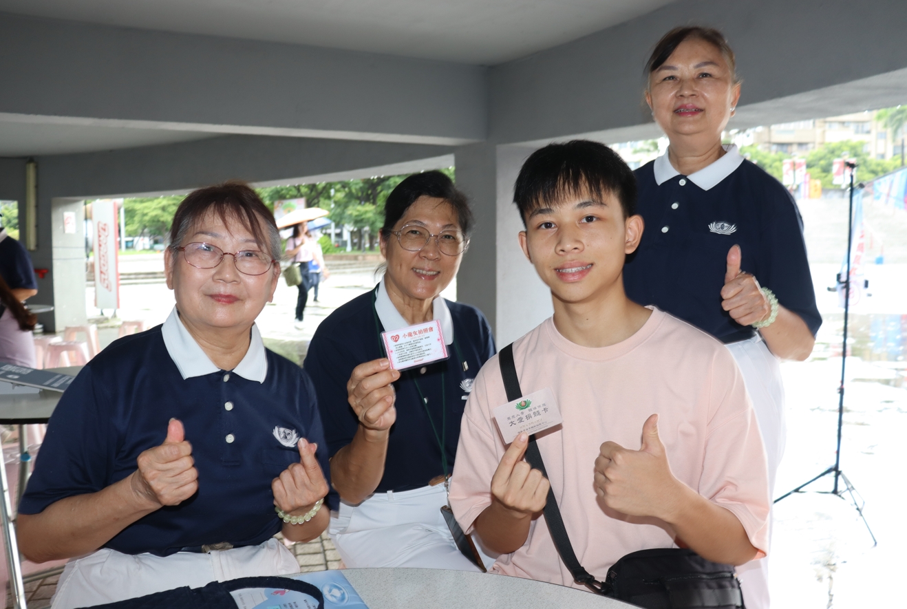 甫畢業於南港高中的柯同學，給自己18歲最熱血的成年禮，就是主動加入造血幹細胞驗血建檔行列，他說：「年輕人就該有力出力」。