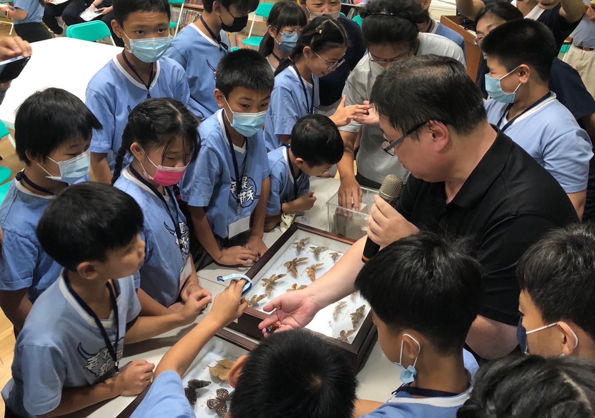 林彥伯博士讓學員體驗活體昆蟲辨識