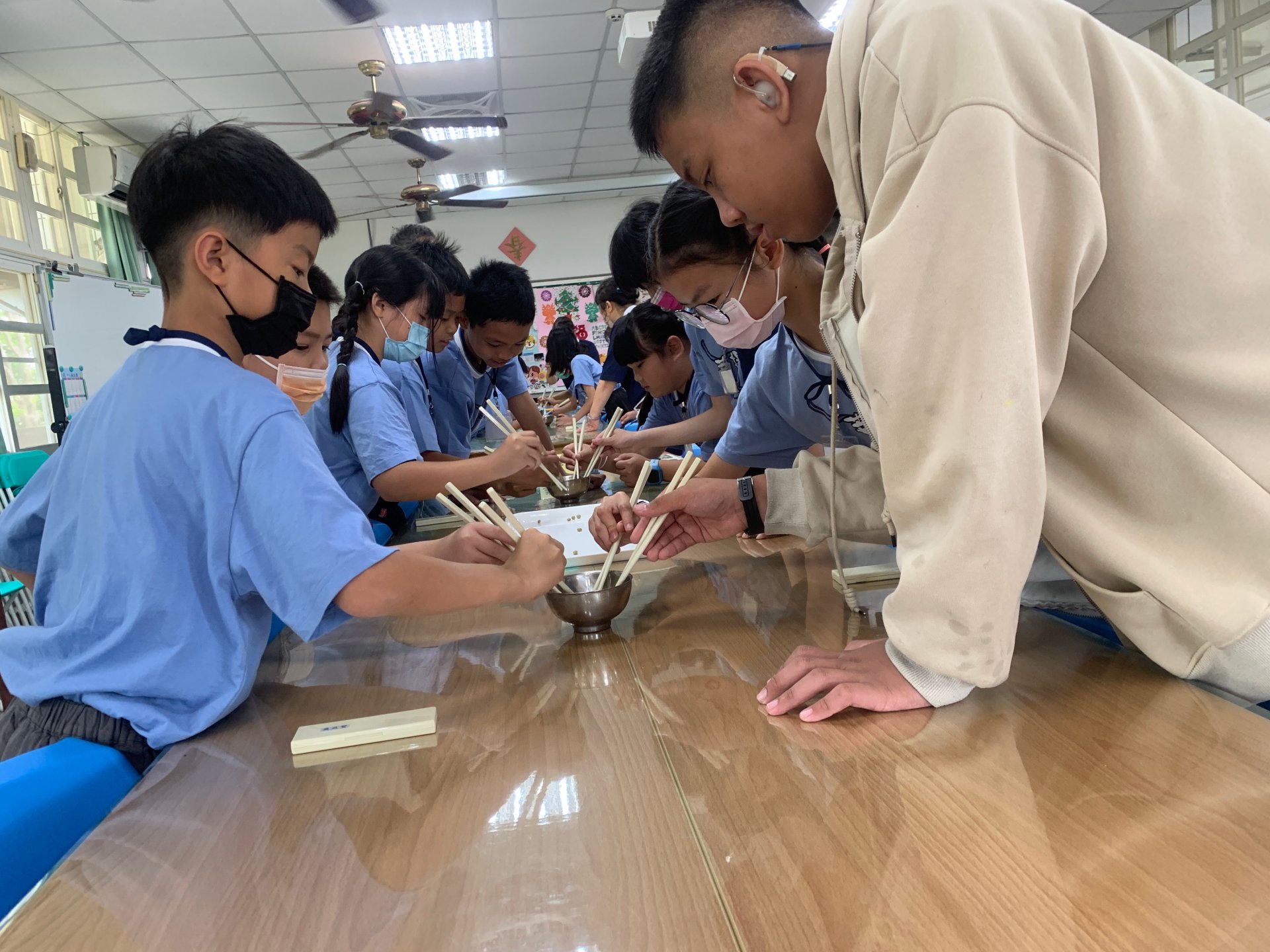 學員練習用筷子夾豆