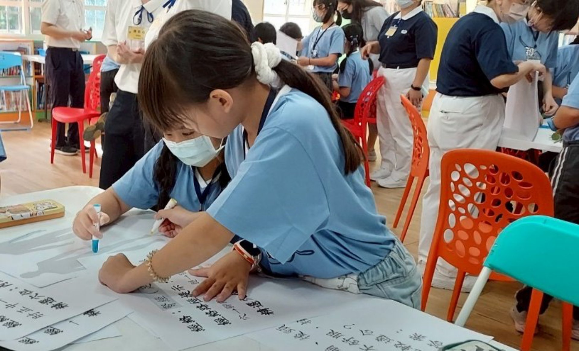 學員合作尋找經絡穴位