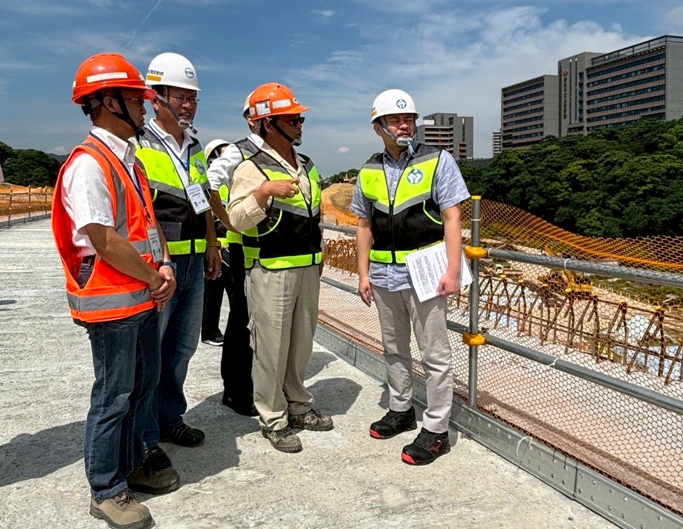 洪部長視察工地現場安全及降溫措施。