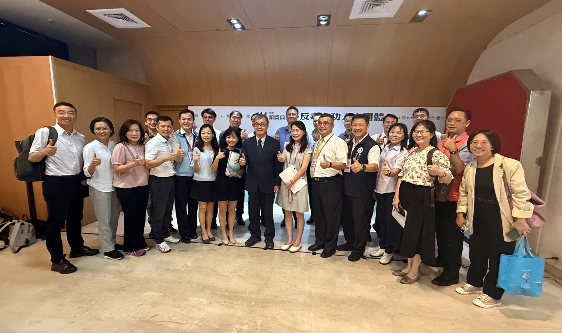 教育部鄭英耀部長與學生事務及特殊教育司與各縣市聯絡處聯絡處同仁合影