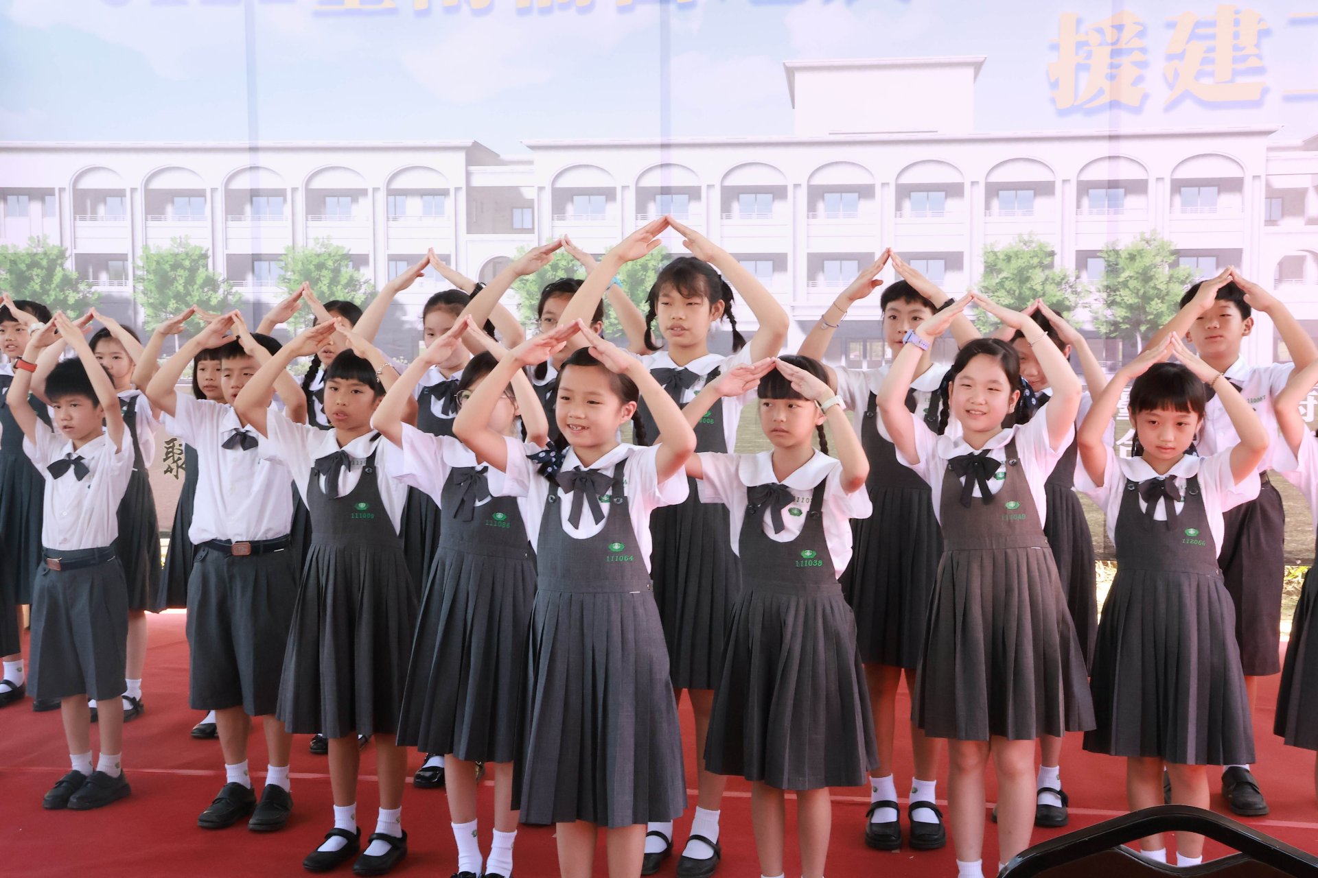 「大愛動土，希望起厝」臺南慈中師生們祝福慈濟大愛福利園區工程圓滿順利。