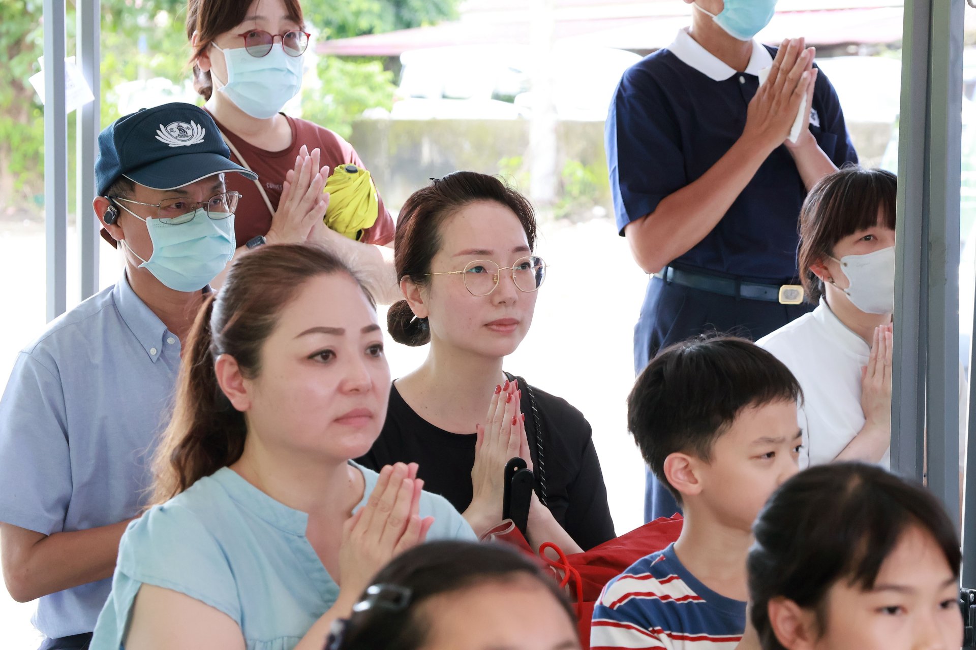 家長們陪伴孩子一起前往楠西參加典禮，誠心祈禱祝願人人平安。