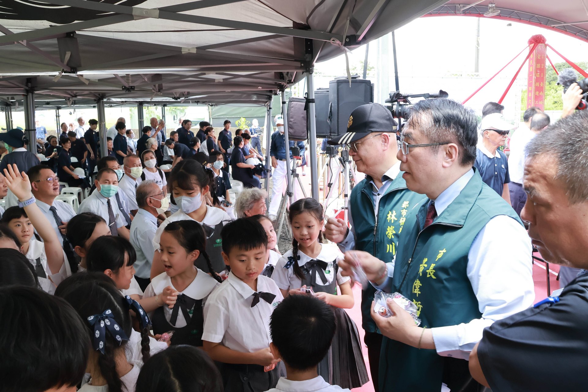 臺南市市長黃偉哲除了關心學生，還贈送禮物給每位小朋友。