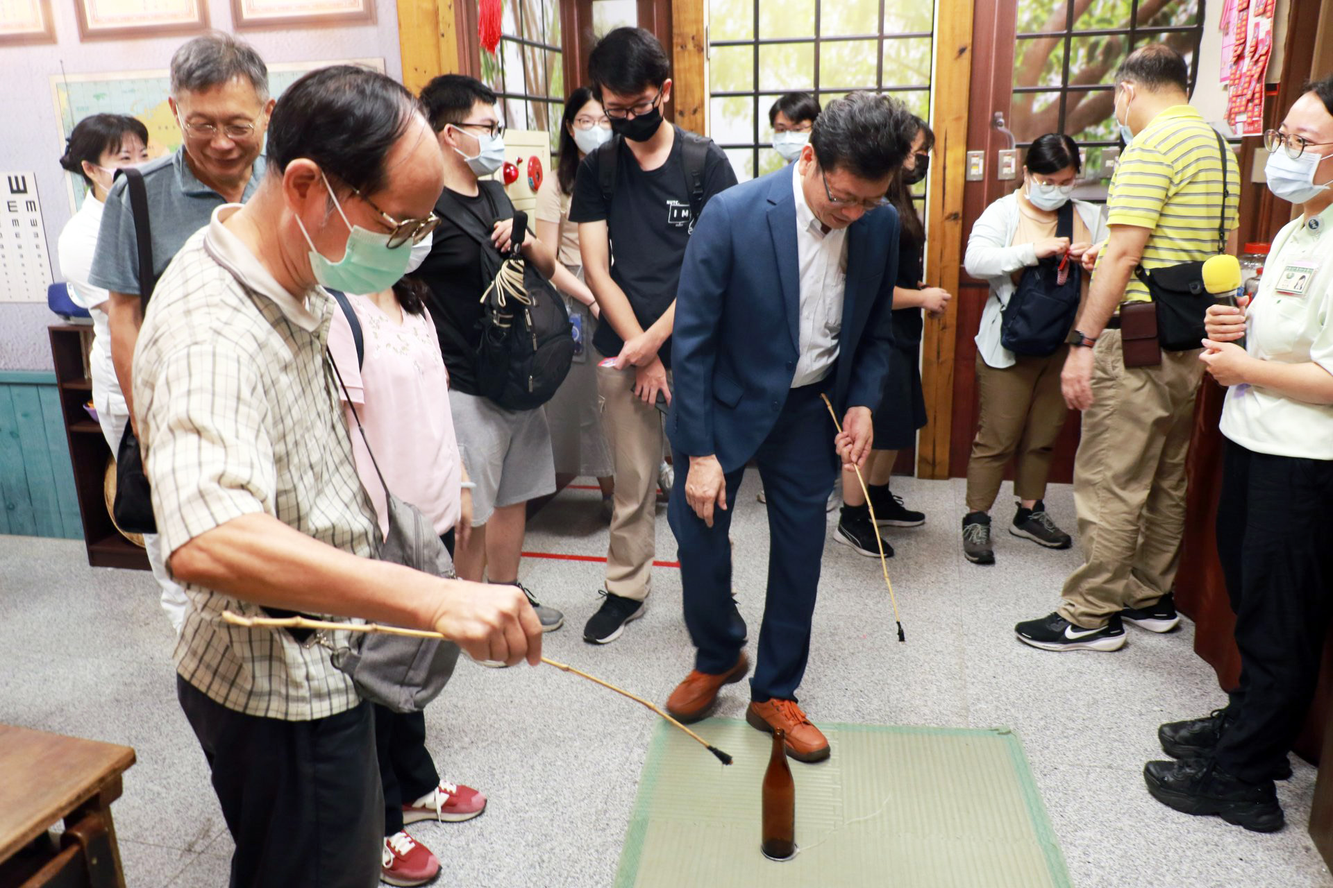 臺中科技大學師生於「老伴兒」柑仔店據點體驗傳統童玩，感受長者熟悉的生活記憶。